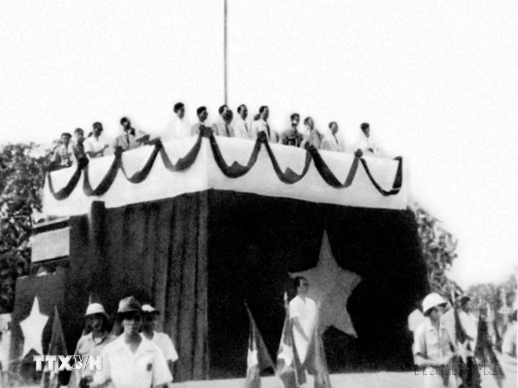 Sáng 2/9/1945, tại Quảng trường Ba Đình lịch sử, Chủ tịch Hồ Chí Minh đọc Tuyên ngôn Độc lập, khai sinh nước Việt Nam Dân chủ Cộng hòa, khẳng định trước quốc dân đồng bào và toàn thế giới: “Nước Việt Nam có quyền hưởng tự do và độc lập, và sự thực đã thành một nước tự do và độc lập. Toàn thể dân Việt Nam quyết đem tất cả tinh thần và lực lượng, tính mệnh và của cải để giữ vững quyền tự do và độc lập ấy.” (Ảnh: Tư liệu TTXVN( ttxvn-tuyen-ngon-doc-lap-2708-1.jpg