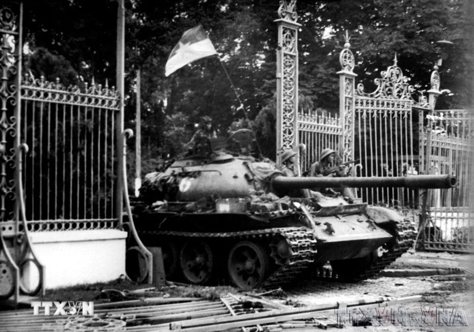 11h30 phút ngày 30/4/1975, xe tăng quân Giải phóng băng qua cánh cổng sắt, đánh chiếm Phủ Tổng thống ngụy Sài Gòn, sào huyệt cuối cùng của quân địch. (Ảnh: Mai Hưởng/TTXVN) ttxvn-tuyen-ngon-doc-lap-2708-7.jpg