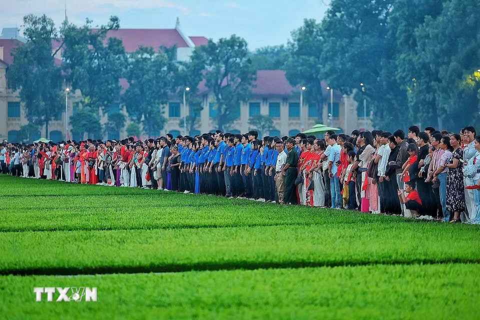 Đông đảo người dân đứng trang nghiêm quanh Quảng trường Ba Đình, cùng hướng về lá Quốc kỳ trong thời khắc diễn ra Lễ Thượng cờ sáng 2/9. (Ảnh: Phạm Tuấn Anh/TTXVN)