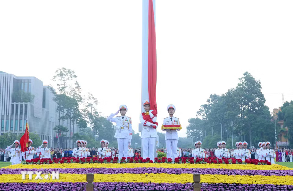 Đúng 6 giờ, Quốc kỳ được kéo lên cột cờ cao 29m trong không khí trang nghiêm. (Ảnh: Phạm Kiên/TTXVN)