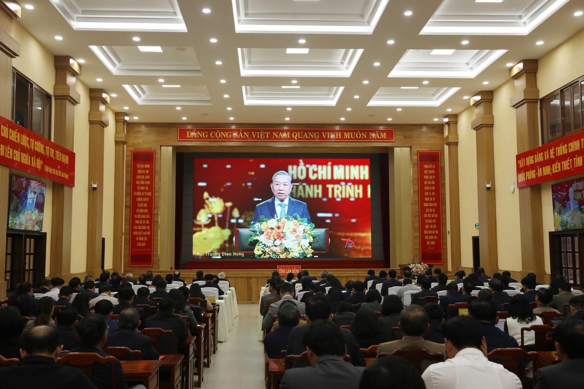 Quang cảnh Hội nghị toàn quốc nghiên cứu, học tập, quán triệt và triển khai thực hiện Nghị quyết, Chỉ thị của Bộ Chính trị tại điểm cầu tỉnh Lâm Đồng