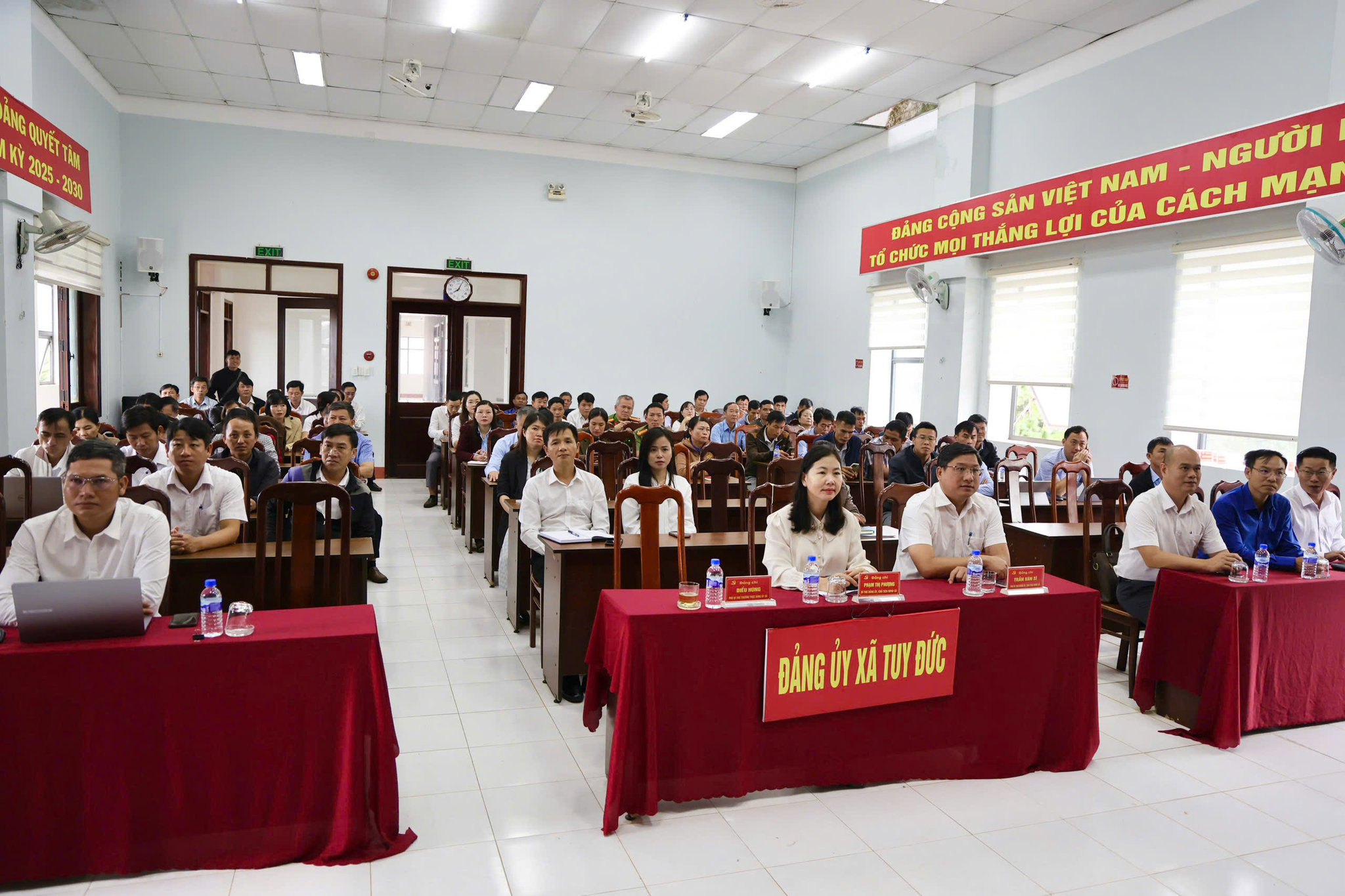 Quang cảnh tham dự hội nghị tại điểm cầu xã Tuy Đức