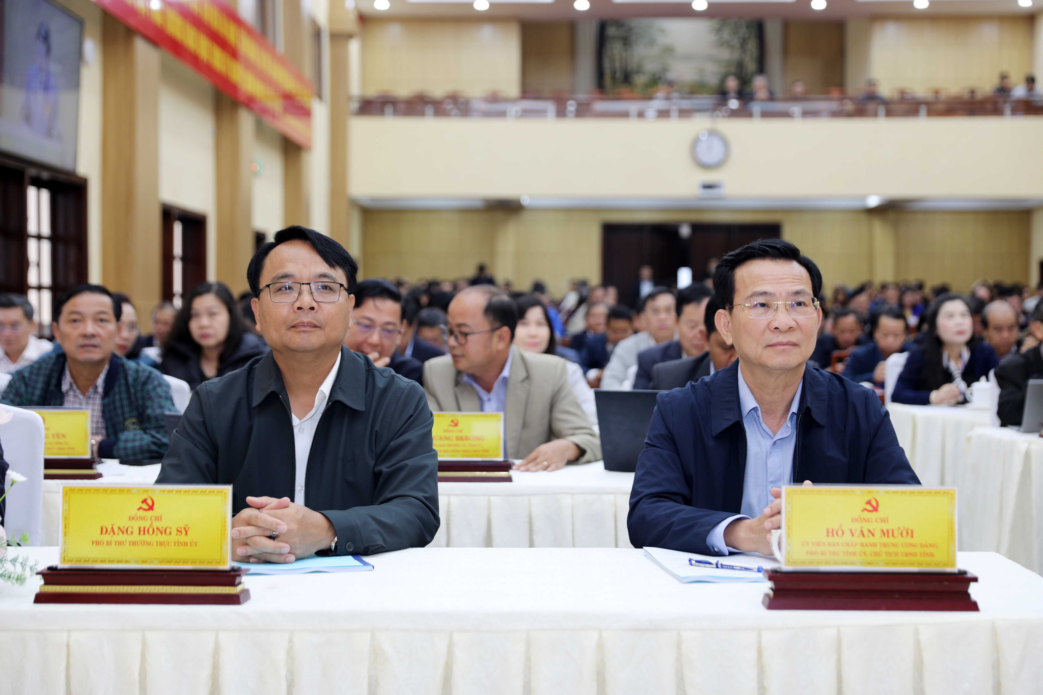 Ủy viên Ban Chấp hành Trung ương Đảng, Phó Bí thư Tỉnh ủy, Chủ tịch UBND tỉnh Hồ Văn Mười và Phó Bí thư Thường trực Tỉnh ủy Lâm Đồng Đặng Hồng Sỹ dự hội nghị