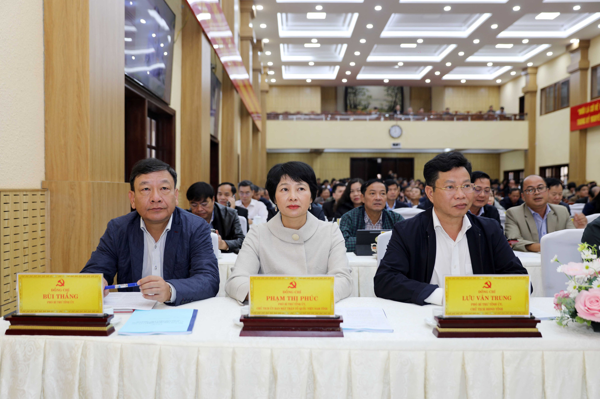  Phó Bí thư Tỉnh ủy, Chủ tịch HĐND tỉnh Lưu Văn Trung; Phó Bí thư Tỉnh ủy, Chủ tịch Ủy ban MTTQ Việt Nam tỉnh Phạm Thị Phúc và Phó Bí thư Tỉnh ủy Bùi Thắng dự hội nghị