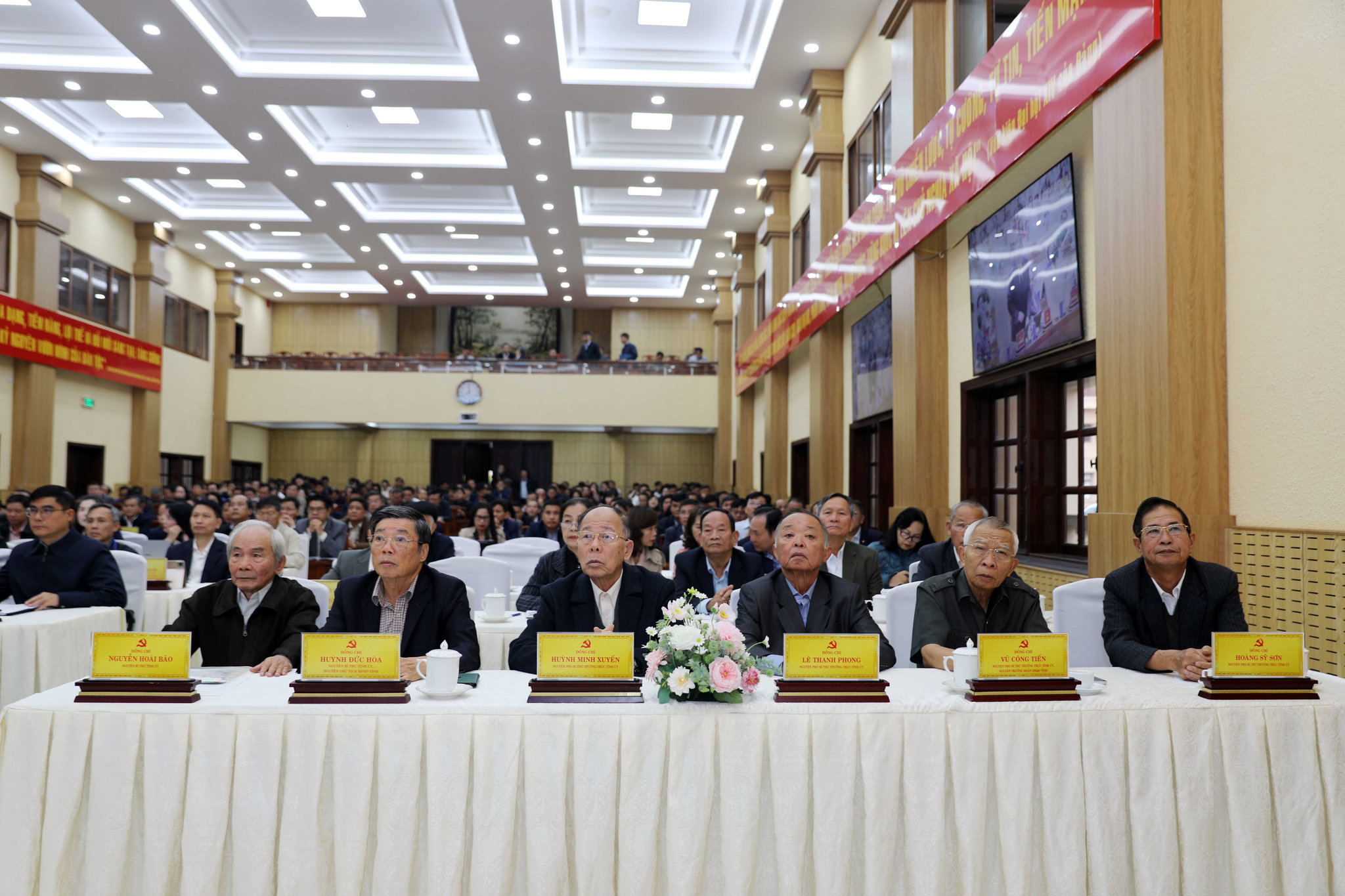 Các đồng chí nguyên lãnh đạo qua các thời kỳ của tỉnh Lâm Đồng dự hội nghị