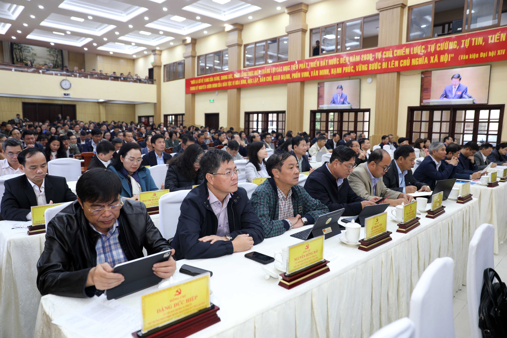 Các đồng chí Uỷ viên Ban Thường vụ Tỉnh uỷ, các đại biểu dự Hội nghị tại điểm cầu Hội trường Tỉnh ủy Lâm Đồng