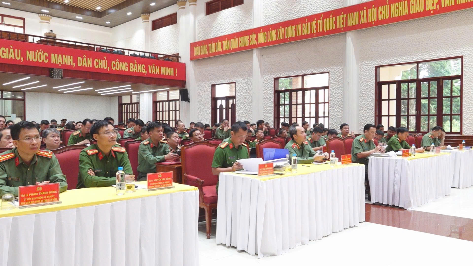 Cán bộ, chiến sĩ Công an tỉnh tham dự hội nghị tại điểm cầu Công an tỉnh Lâm Đồng (1)