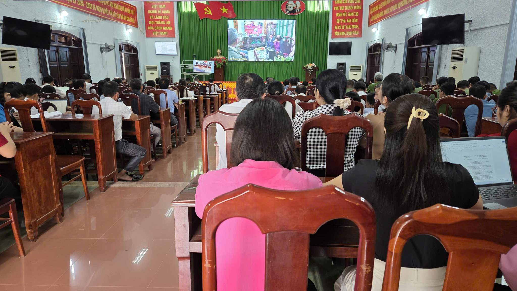 Các đại biểu tham dự tại điểm cầu xã Cư Jút