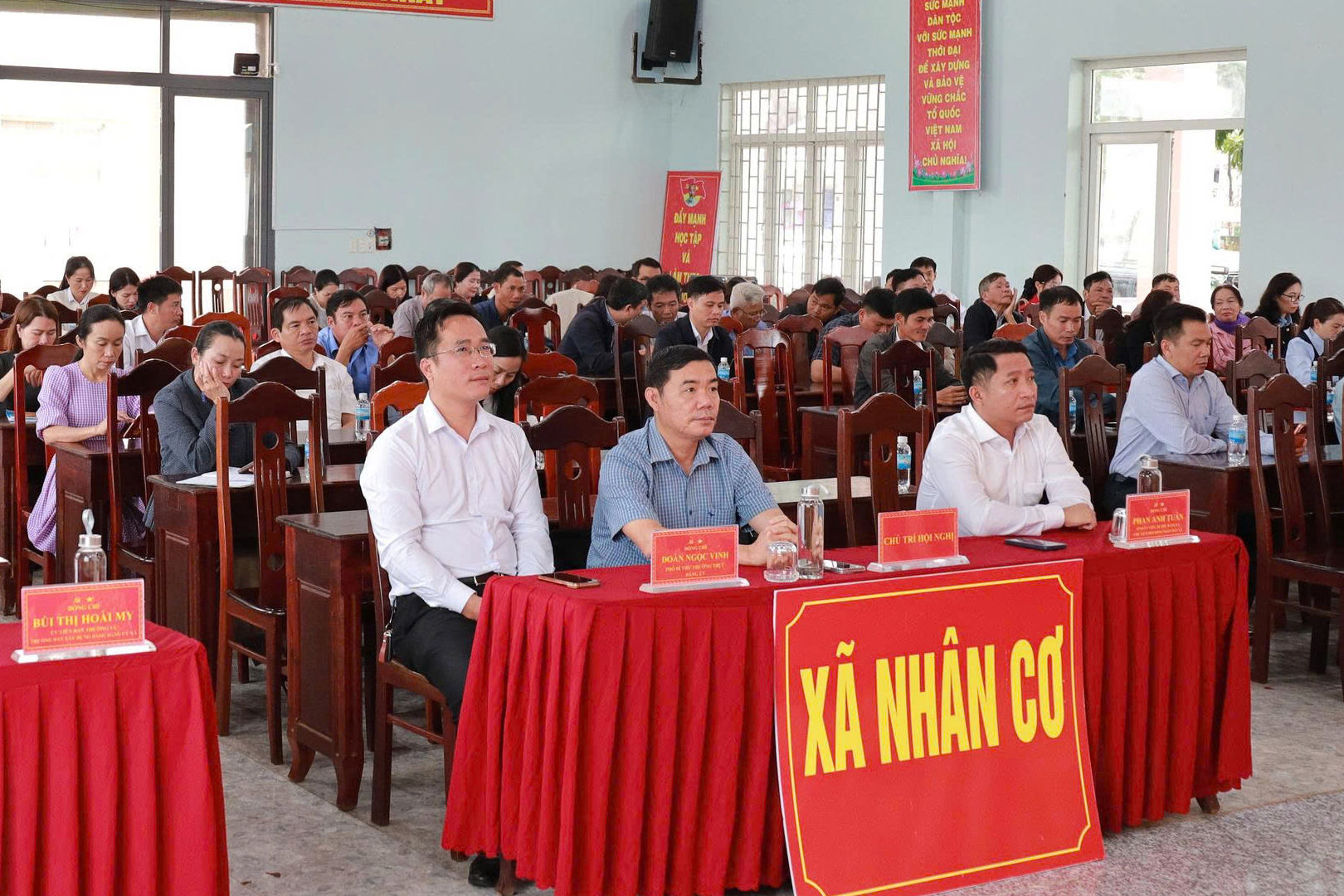 Cán bộ, công chức, viên chức, đảng viên xã Nhân Cơ theo dõi hội nghị tại điểm cầu Đảng ủy xã Nhân Cơ