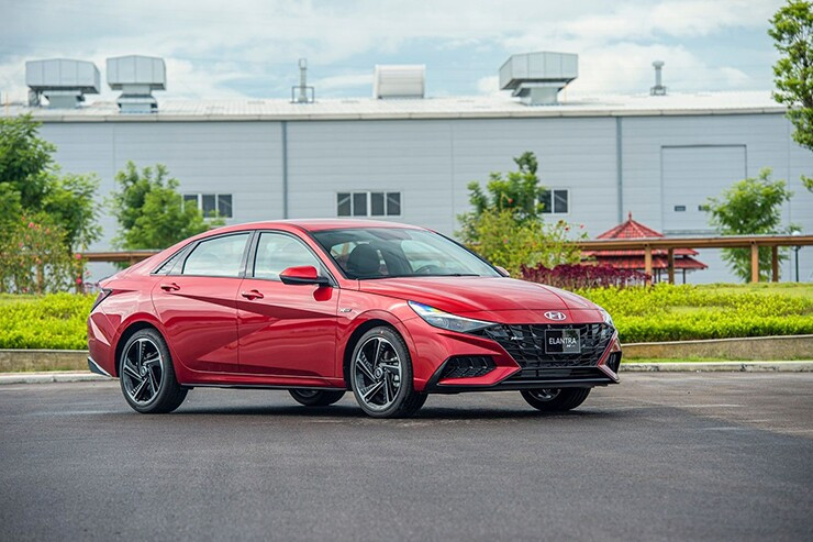 Đầu xe Hyundai Elantra với lưới tản nhiệt mặt cắt đá quý