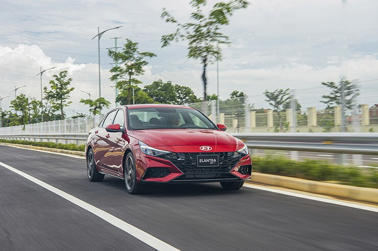 Hyundai Elantra sở hữu diện mạo cuốn hút và công nghệ phong phú