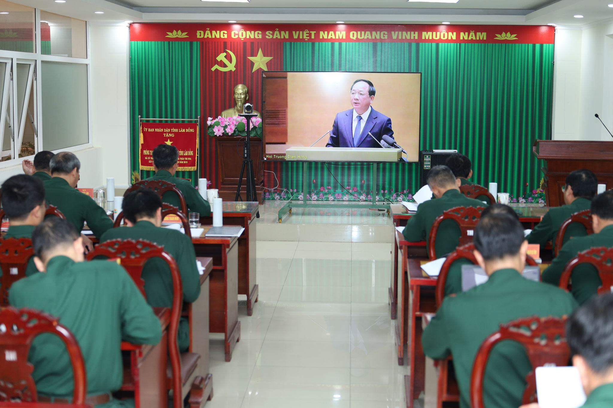 Quang cảnh học tập, nghe quán triệt nghị quyết tại điểm cầu Bộ CHQS tỉnh