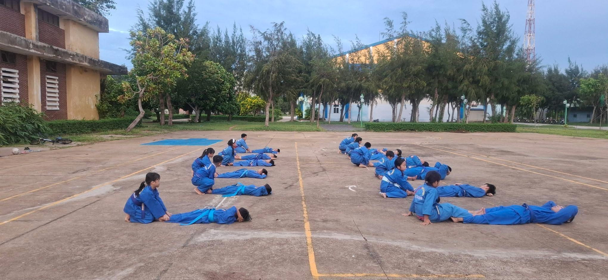 Võ sinh Vovinam Phú Quý tập luyện trên đảo
