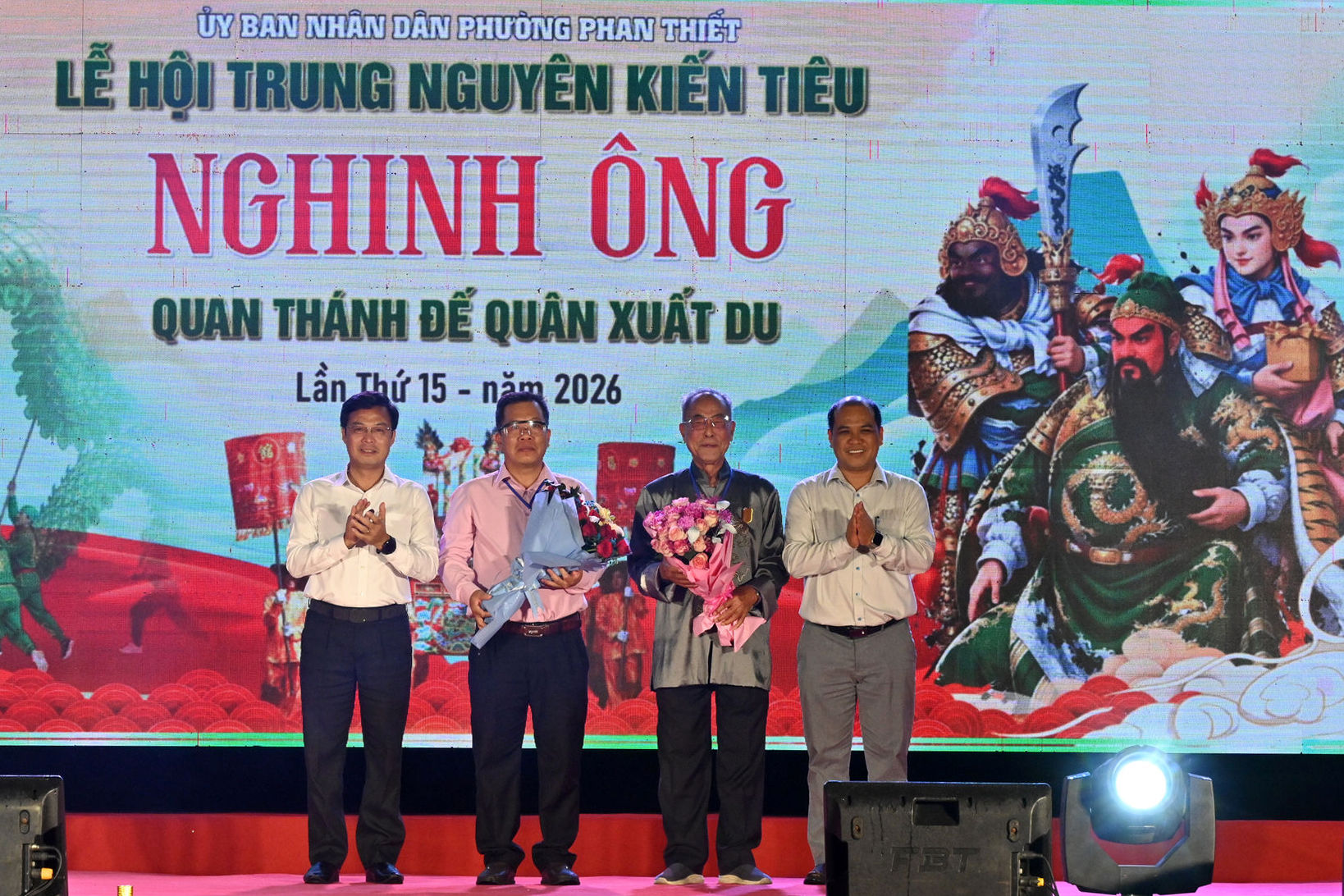 dong-chi-pho-chu-tich-ubnd-tinh-dinh-van-tuan-va-lanh-dao-phuong-phan-thiet-tang-hoa-ban-quan-ly-quan-de-mieu(1).jpg