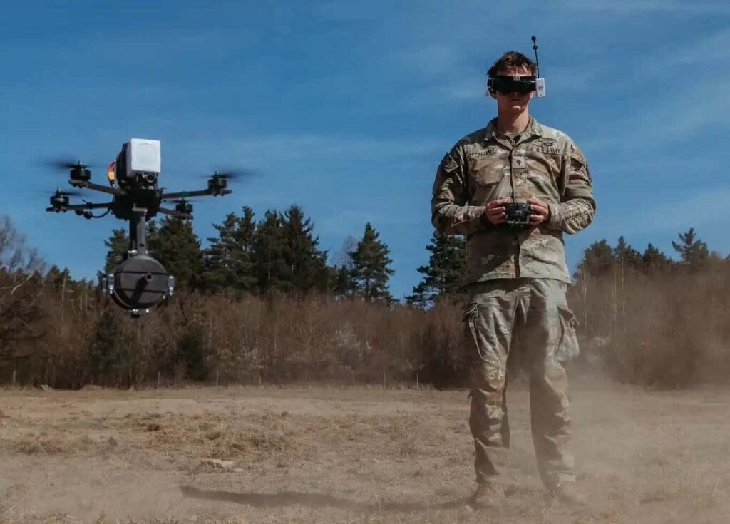 Một binh sĩ Mỹ điều khiển drone FPV