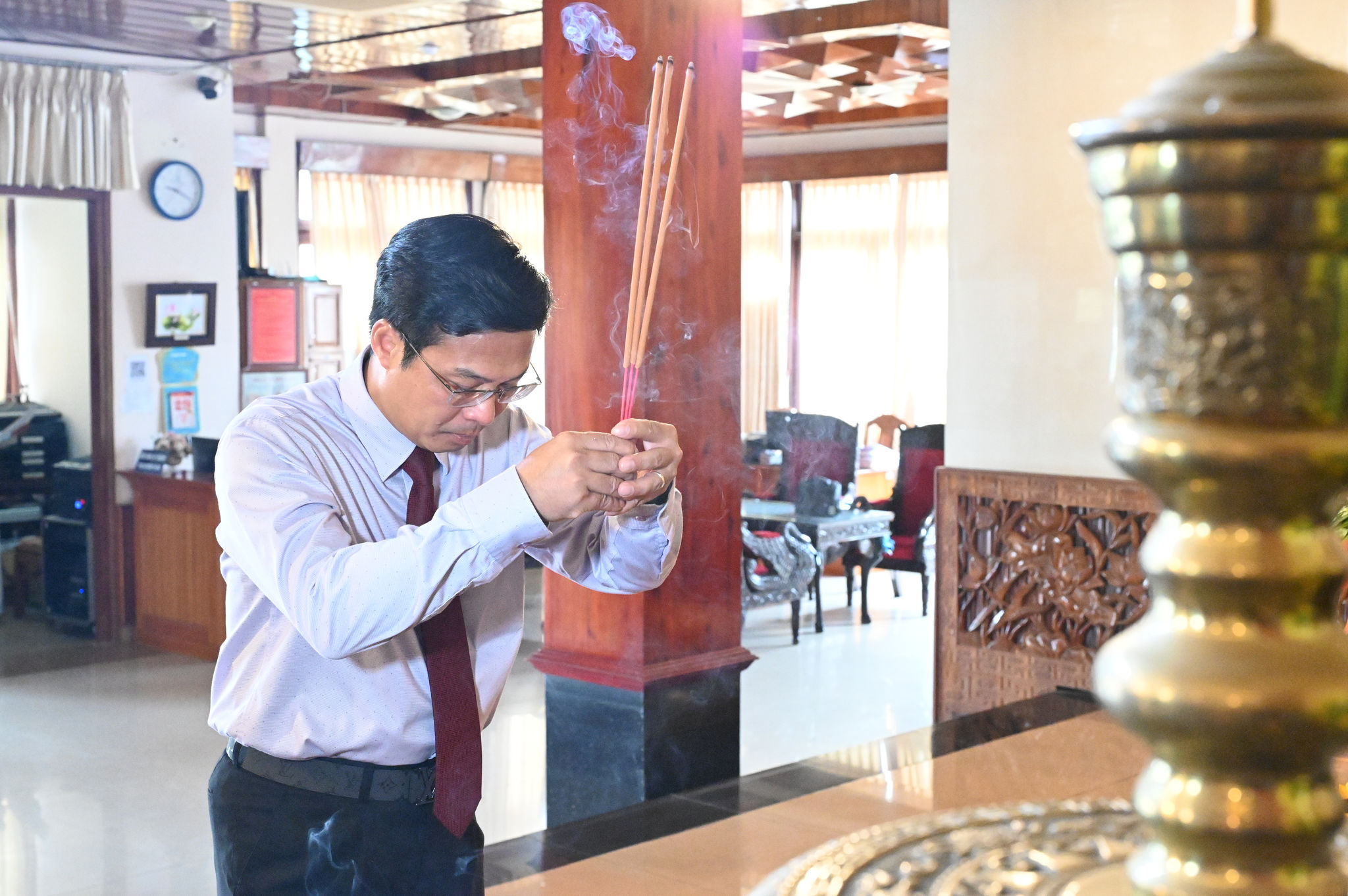 Phó Chủ tịch UBND tỉnh Đinh Văn Tuấn thắp hương cho Bác