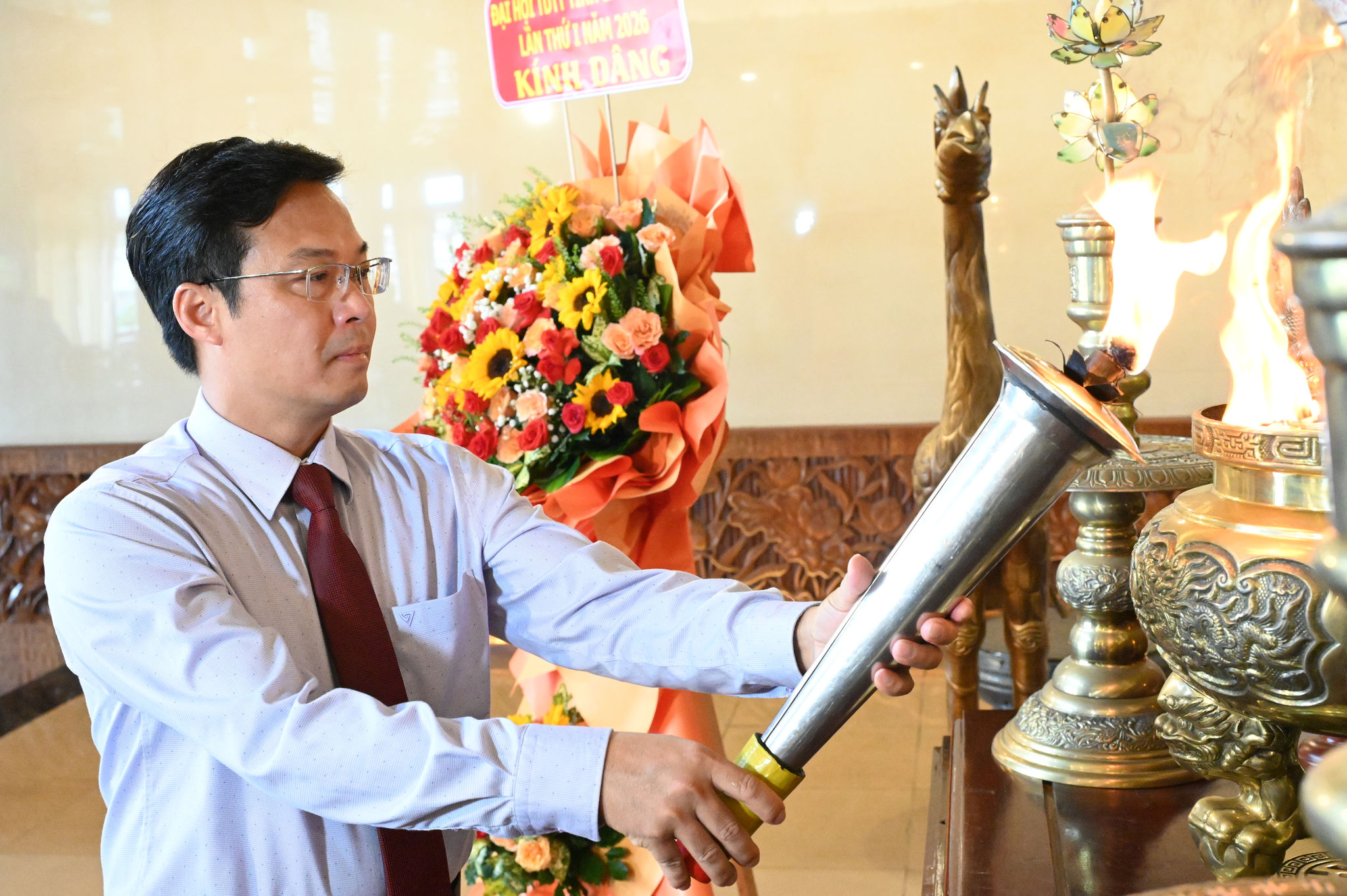 Phó Chủ tịch UBND tỉnh thực hiện nghi thức lấy lửa truyền thống