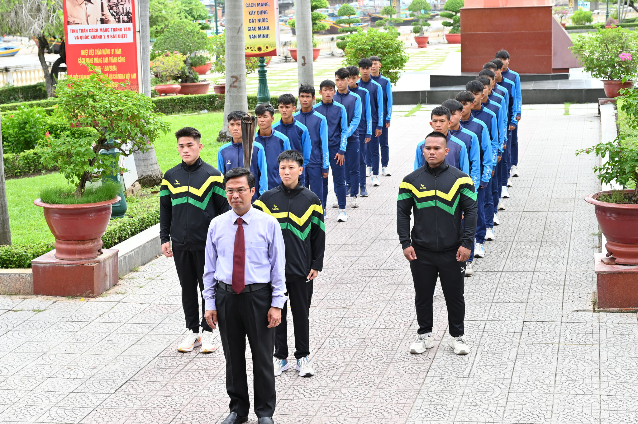 Tỉnh ủy viên, Phó Chủ tịch UBND tỉnh Đinh Văn Tuấn chuẩn bị thực hiện nghi thức rước đuốc