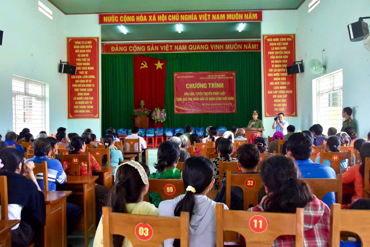 toàn cảnh tặng quà
