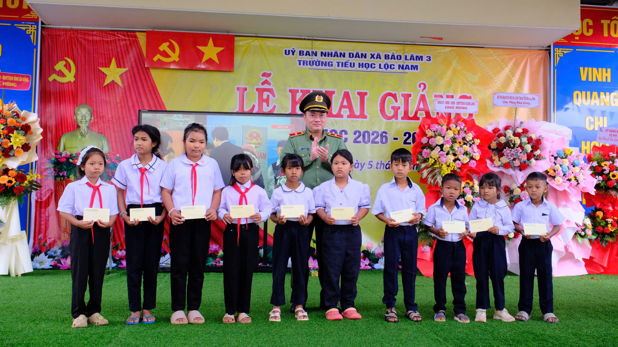 Thiếu tướng Trương Minh Đương, Ủy viên Ban Thường vụ Tỉnh ủy, Giám đốc Công an tỉnh dự và trao học bổng cho các em học sinh tại Trường Tiểu học Lộc Nam, xã Bảo Lâm 3 