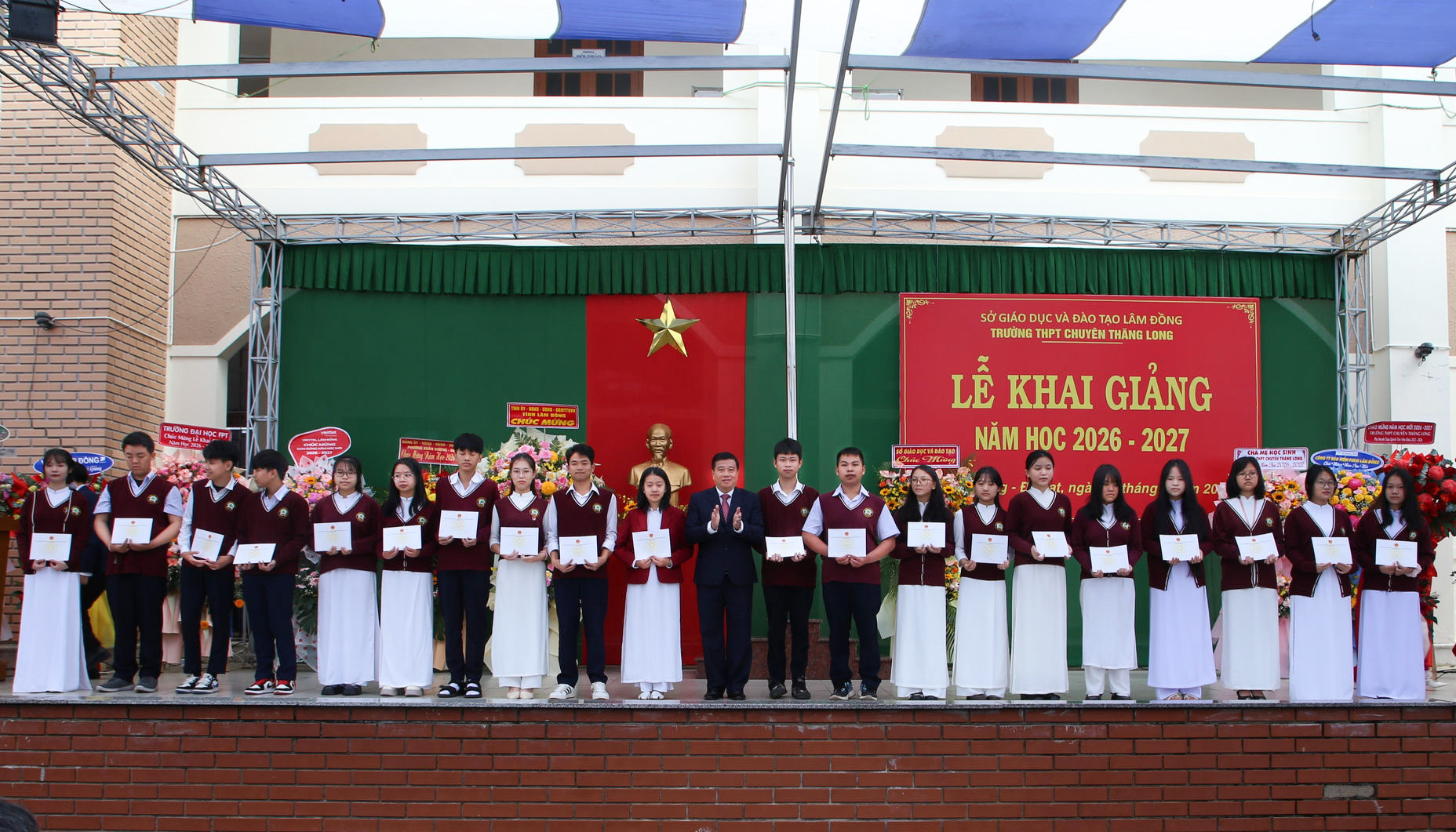 Đồng chí Y Thanh Hà Niê Kđăm, Ủy viên Ban Chấp hành Trung ương Đảng, Bí thư Tỉnh ủy, Trưởng Đoàn ĐBQH tỉnh Lâm Đồng trao học bổng cho học sinh