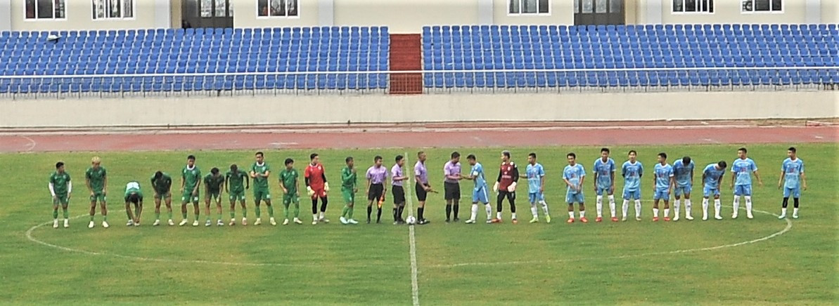 Lam Dong (in green) played two friendly matches against Khatoco Khanh Hoa at Da Lat Stadium