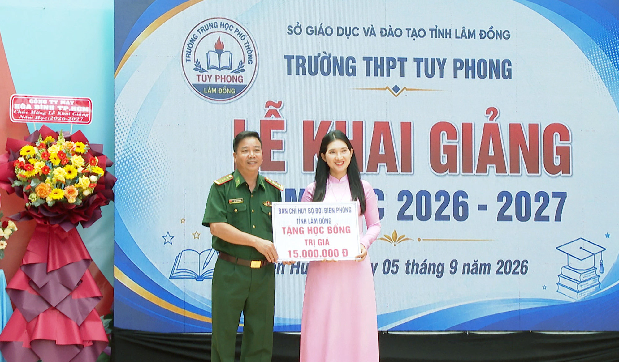 Ảnh 2. Đại diện Trường THPT Tuy Phong, xã Liên Hương, tỉnh Lâm Đồng nhận học bổng cho các em học sinh có hoàn cảnh khó khăn từ Ban Chỉ huy Bộ đội Biên phòng tỉnh Lâm Đồng