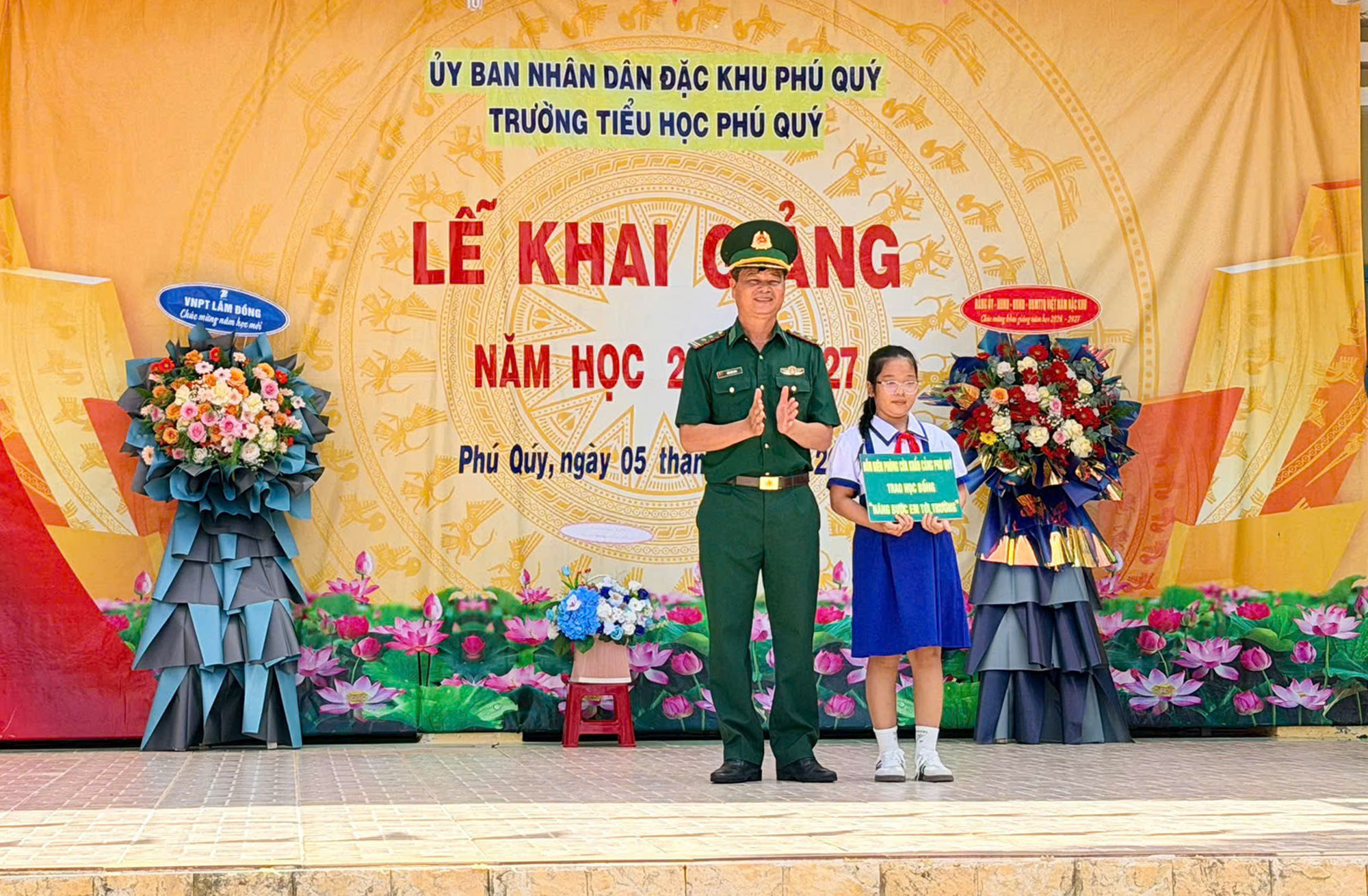 Ảnh 4. Đồn Biên phòng Cửa khẩu Cảng Phú Quý tặng quà cho học sinh có hoàn cảnh khó khăn.