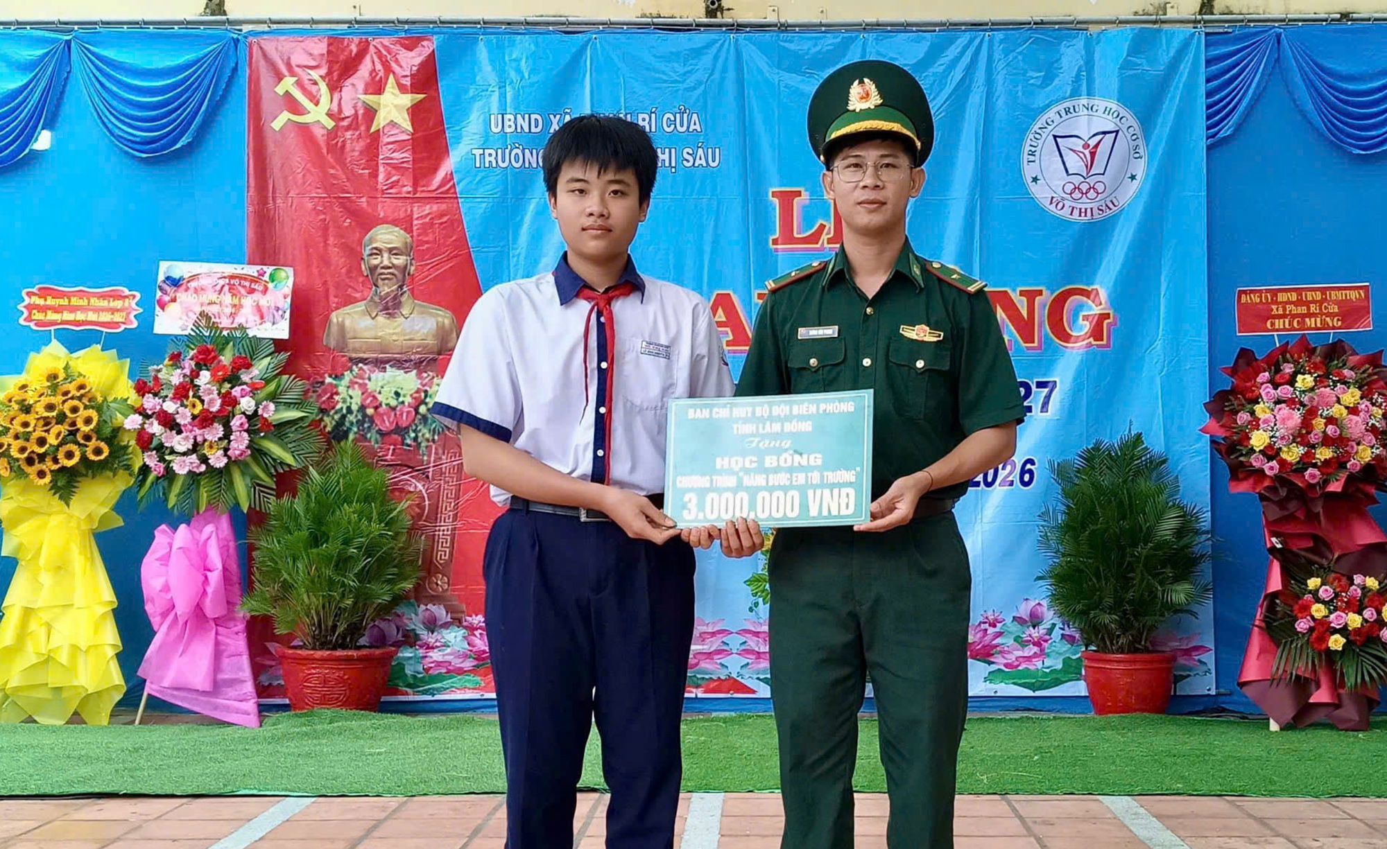 Ảnh 5. Đồn Biên phòng Hòa Minh trao quà, động viên học sinh trước thềm năm học mới