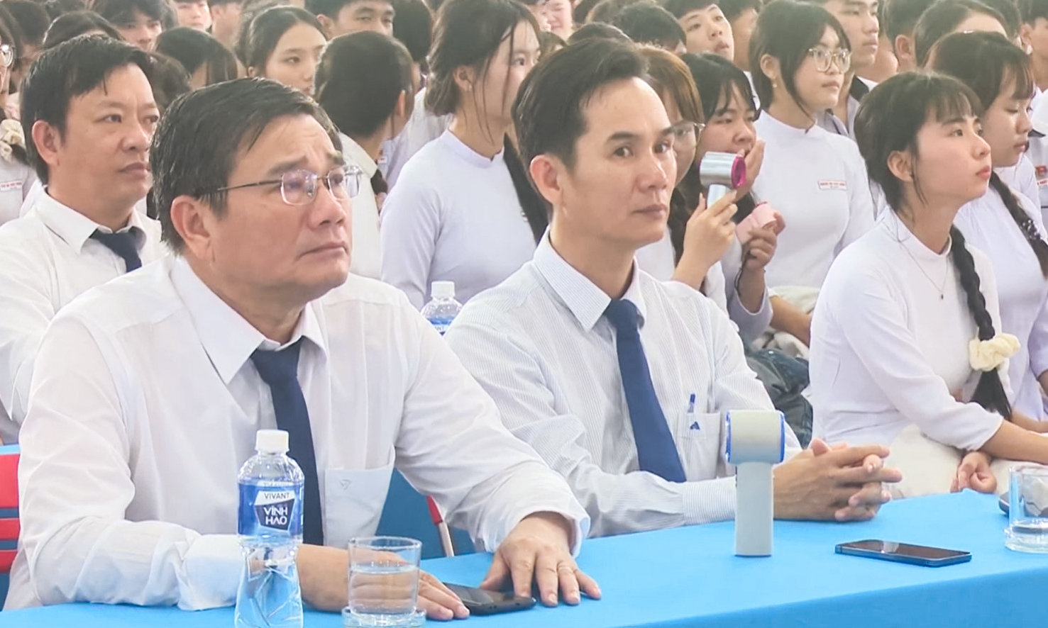 bi-thu-dac-khu-phu-quy-do-thai-duong-va-hieu-truong-truong-thpt-ngo-quyen-tai-le-khai-giang(1).jpg