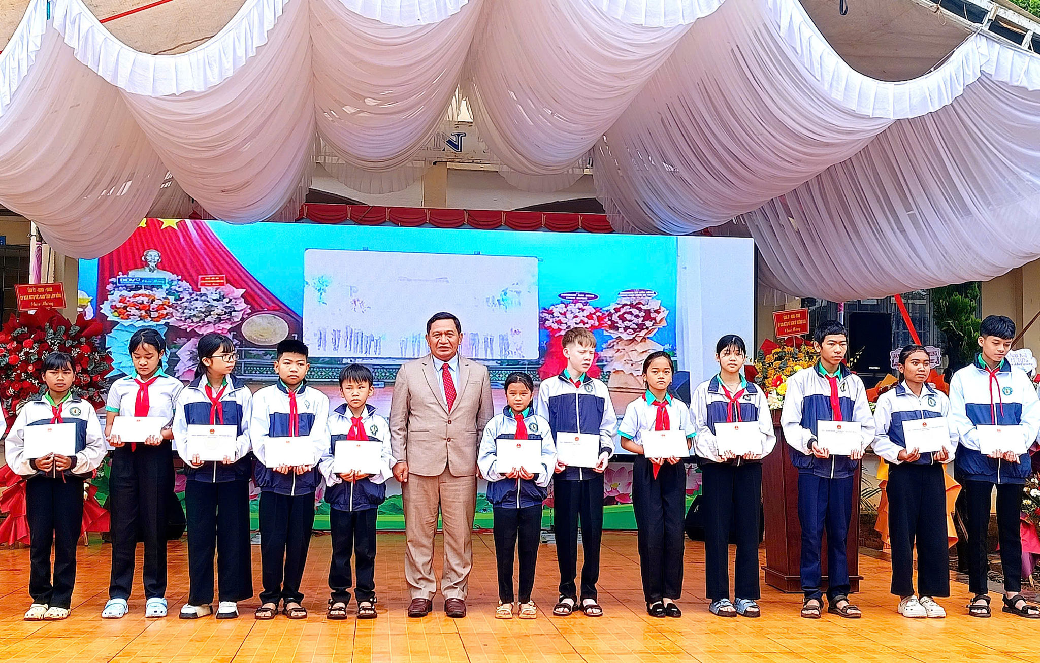 c K'Mák, UVBTV Tỉnh ủy, Phó chủ tịch Thường trực HDND tỉnh trao học bổng cho học sinh trường THCS Lê Quý Đôn, xã Trường Xuân