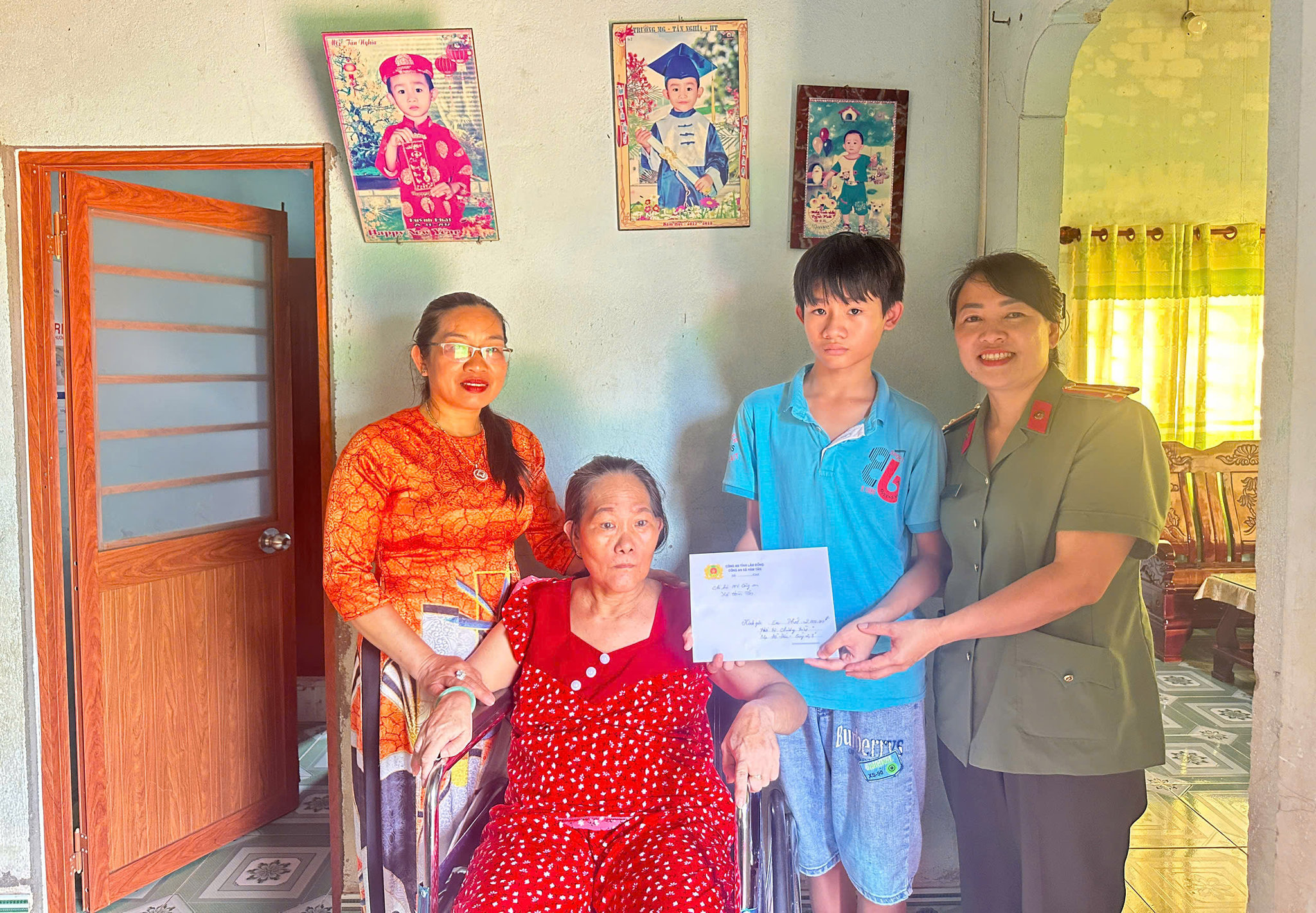 Chi hội Phụ nữ Công an xã Hàm Tân, thực hiện chương trình Mẹ đỡ đầu trao tặng 2triệu đồng cho e Nguyễn Huỳnh Phát, tiếp sức các em vững bước đến trường.