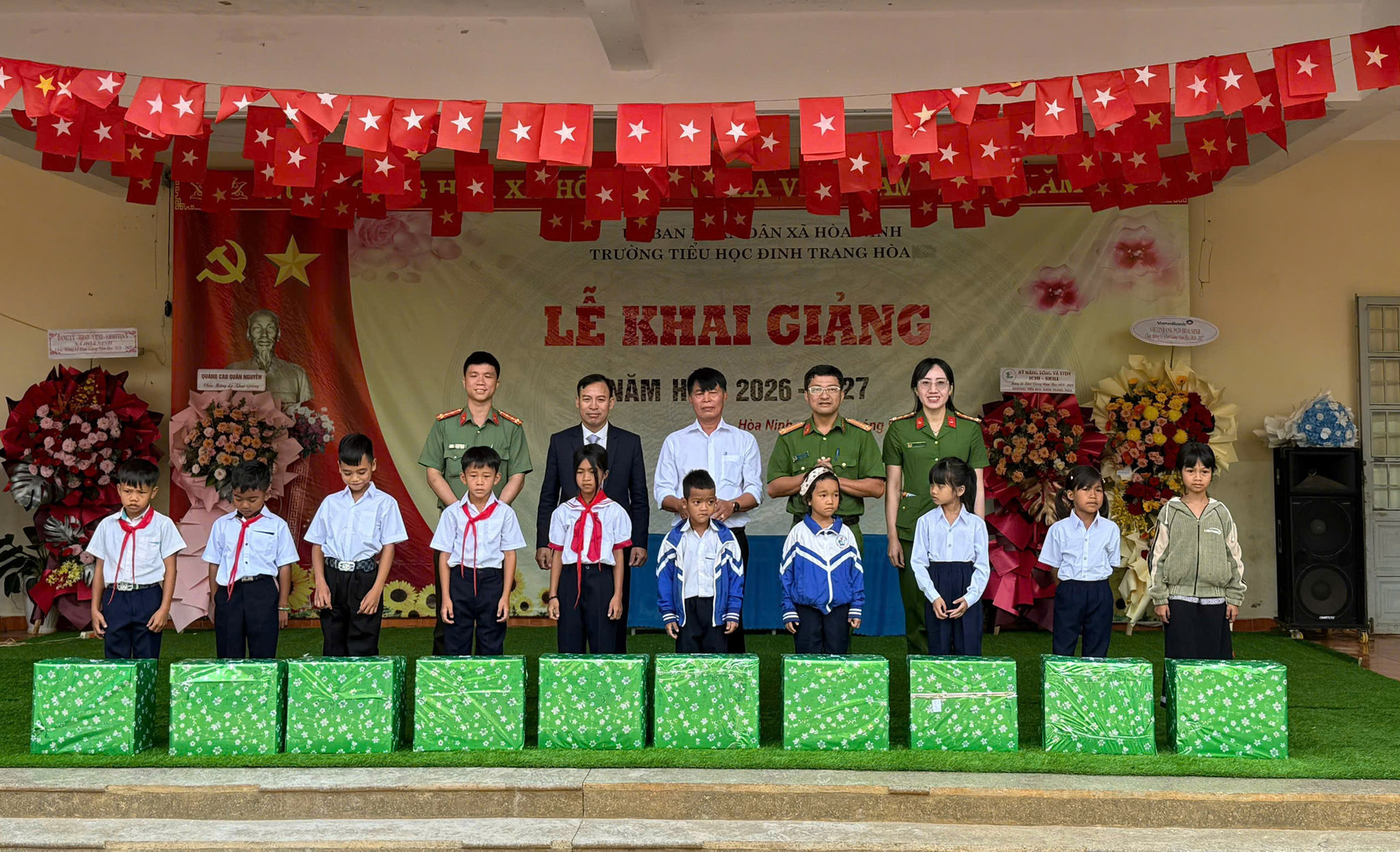 Công an xã hòa Ninh trao tặng quà cho các e học sinh khó khăn trong mô hình Tiếp sức học đường- Vững bước tương lai