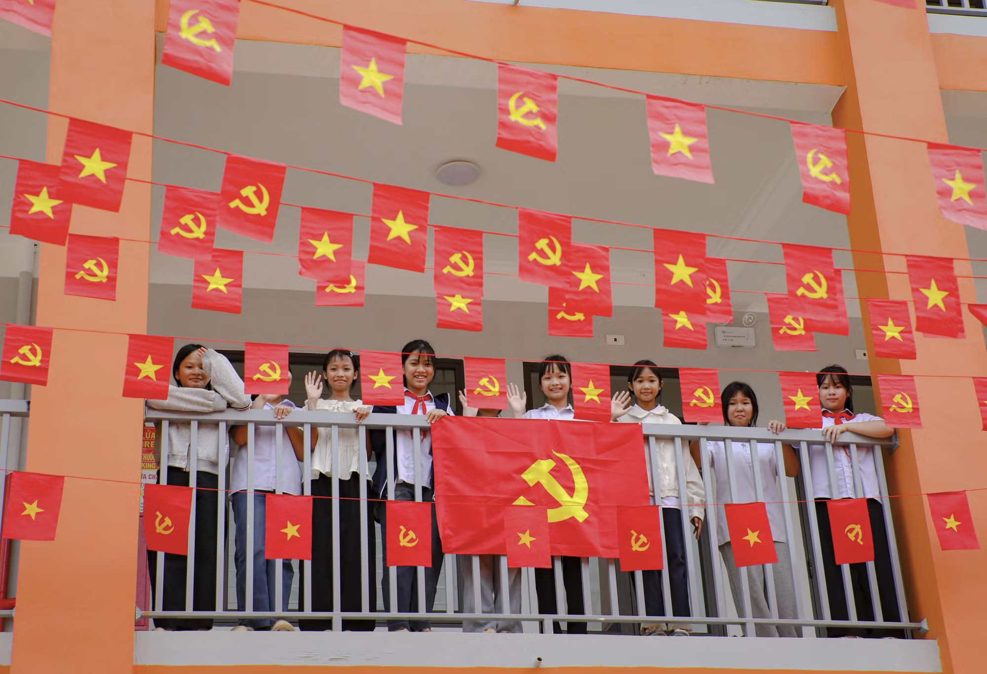 Theo thầy Sơn, ngôi trường phải thực sự trở thành ngôi nhà thứ hai của học sinh. (Ảnh: Xuân Tư/TTXVN) vna-potal-dien-bien-ruc-ro-sac-mau-truoc-them-nam-hoc-moi-o-truong-noi-tru-lien-cap-sam-mun-8989924.jpg