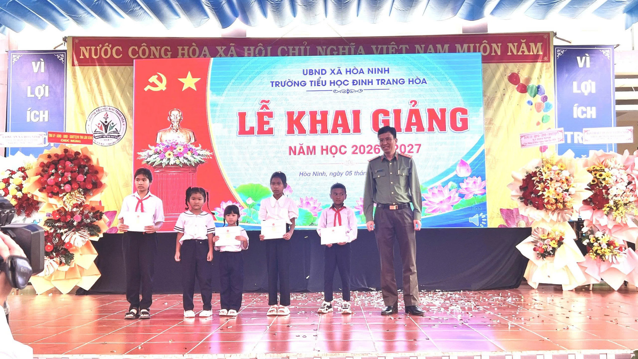 Đại tá Phạm Thanh Hùng - Ủy viên Ban Thường vụ Đảng ủy, Phó Giám đốc Công an tỉnh trao học bổng tặng các em học sinh vượt khó tại xã Hòa Ninh.