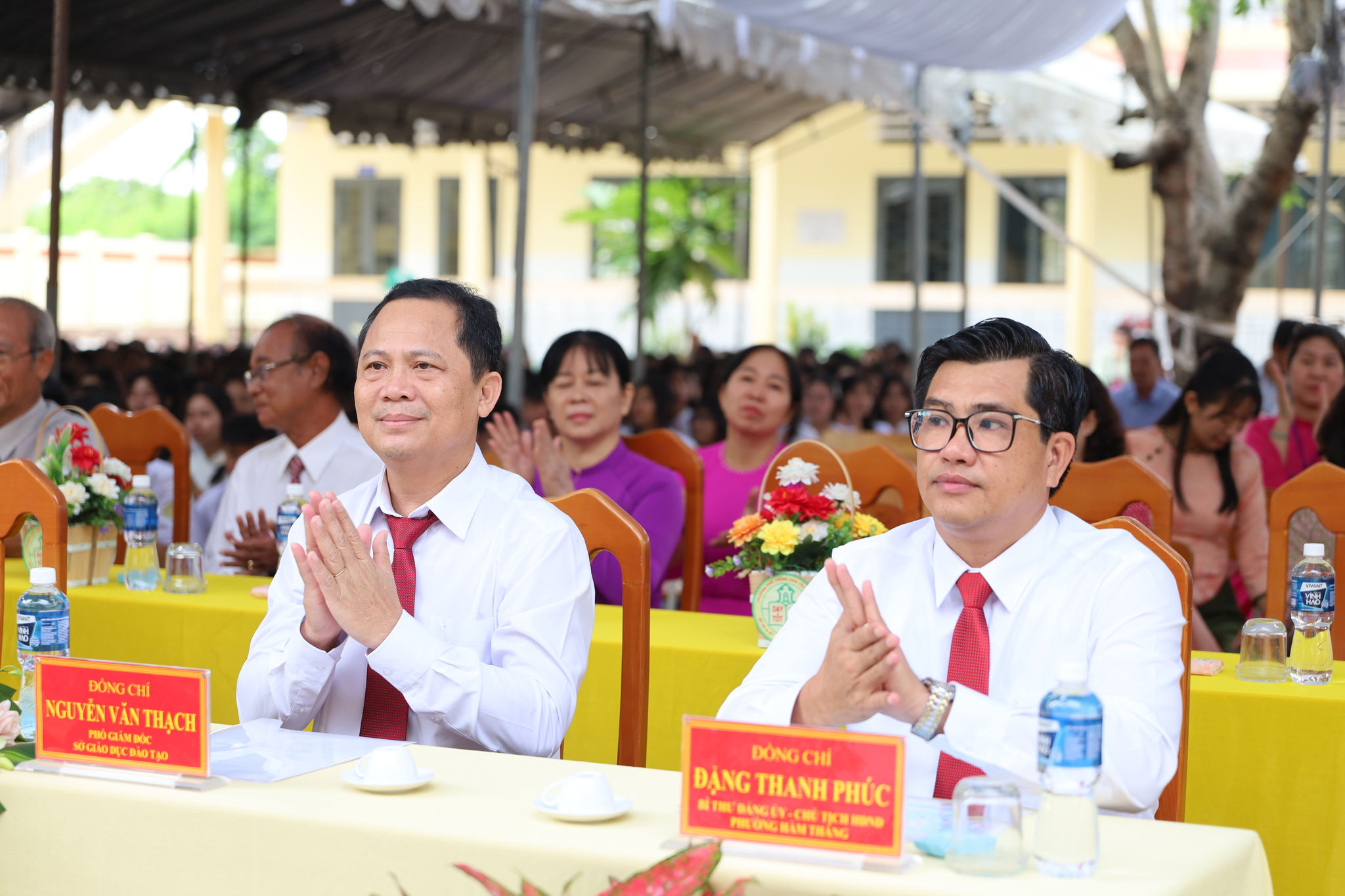Đồng chí Nguyễn Văn Thạch, Phó Giám đốc Sở GD&ĐT và đồng chí Đặng Thanh Phúc, Bí thư Đảng ủy, Chủ tịch HĐND phường Hàm Thắng dự khai giảng tại Trường Phổ thông Dân tộc nội trú