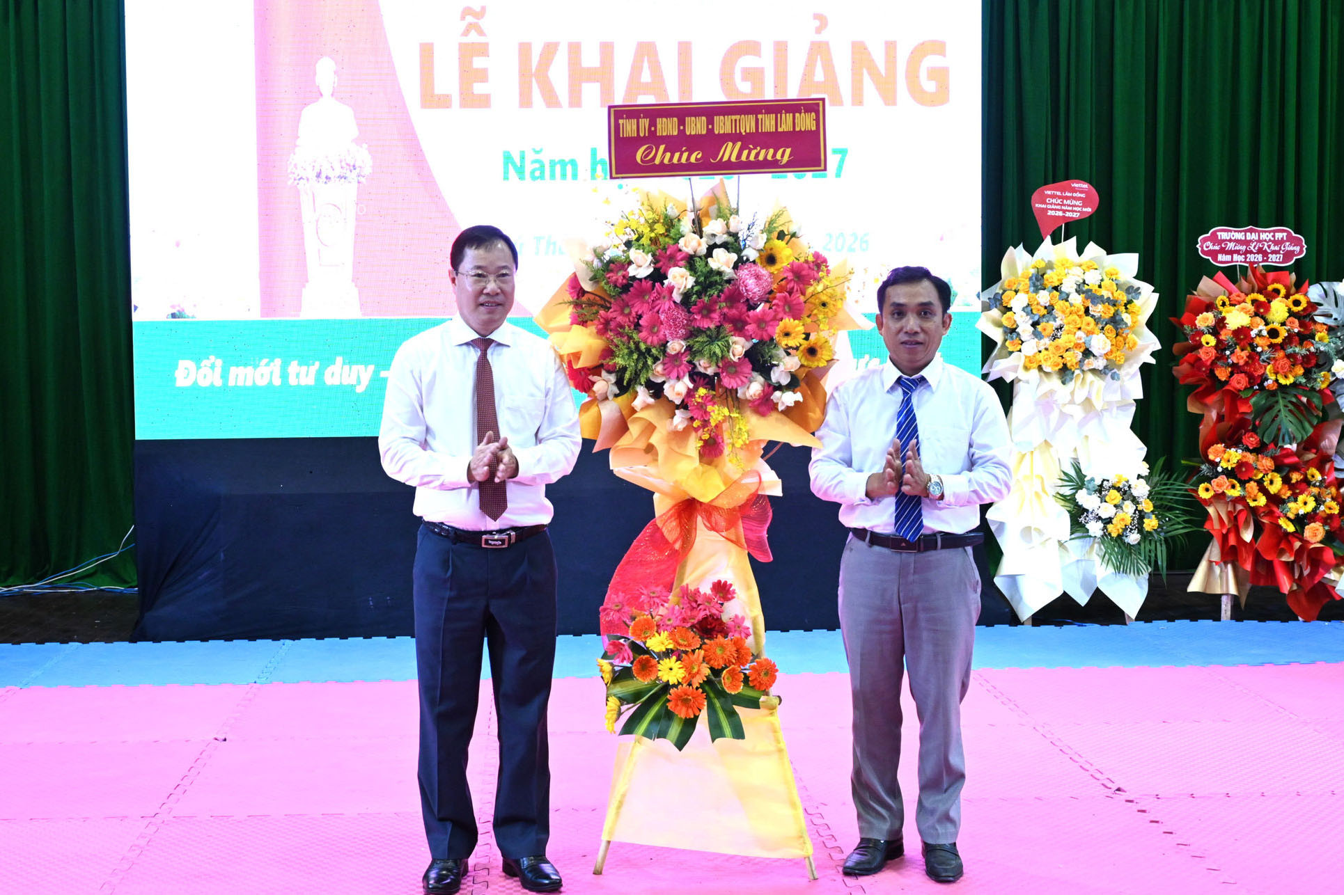 dong-chi-pho-chu-tich-thuong-truc-uy-ban-mat-tran-to-quoc-viet-nam-tinh-da-tang-hoa-chuc-mung-tap-the-nha-truong(1).jpg