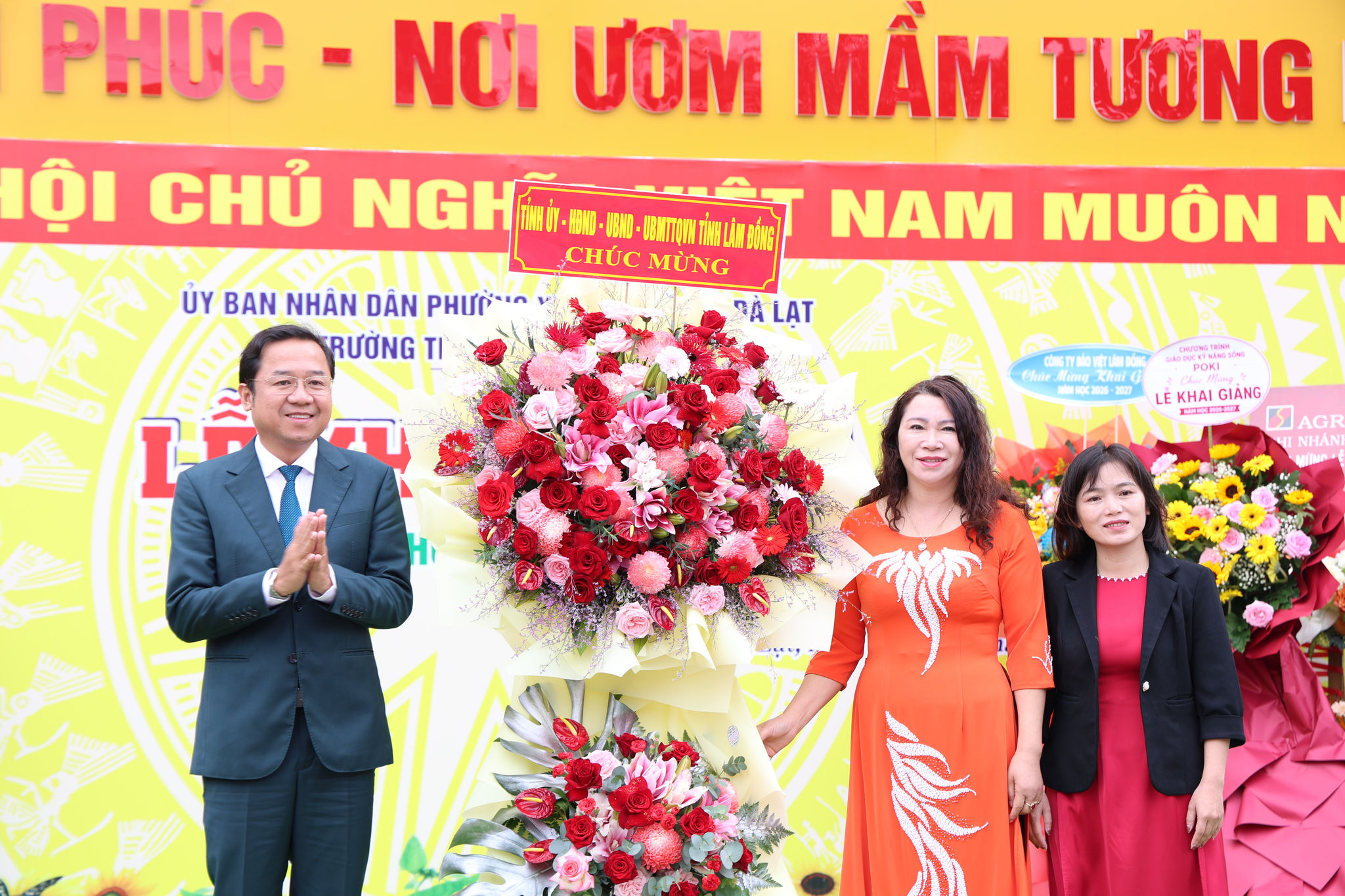 Đồng chí Tôn Thiện Đồng tặng hoa chúc mừng Trường TH Chu Văn An