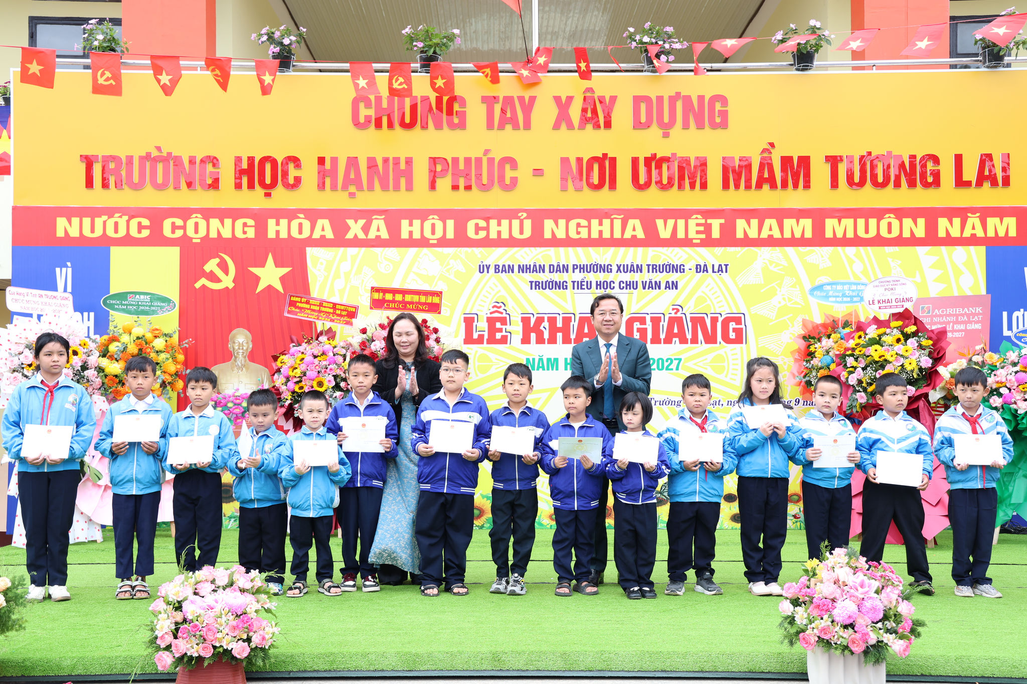 Đồng chí Trưởng Ban Tổ chức Tỉnh ủy tặng học bổng cho các em học sinh Trường TH Chu Văn An