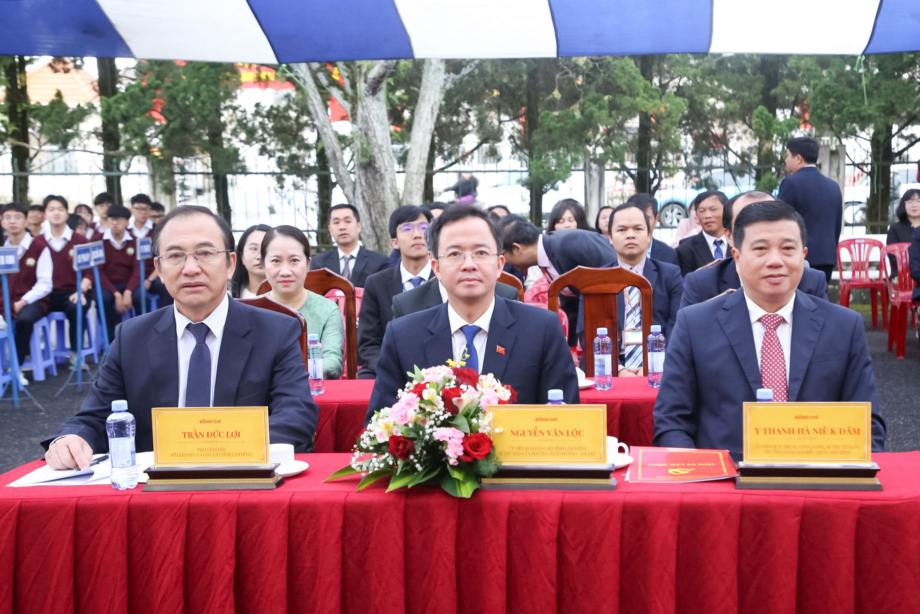 dong-chi-y-thanh-ha-nie-kdam-uy-vien-ban-chap-hanh-trung-uong-dang-bi-thu-tinh-uy-truong-doan-dbqh-tinh-lam-dong-cung-cac-dai-bieu-tham-du-le-khai-giang-tai-tr (1)
