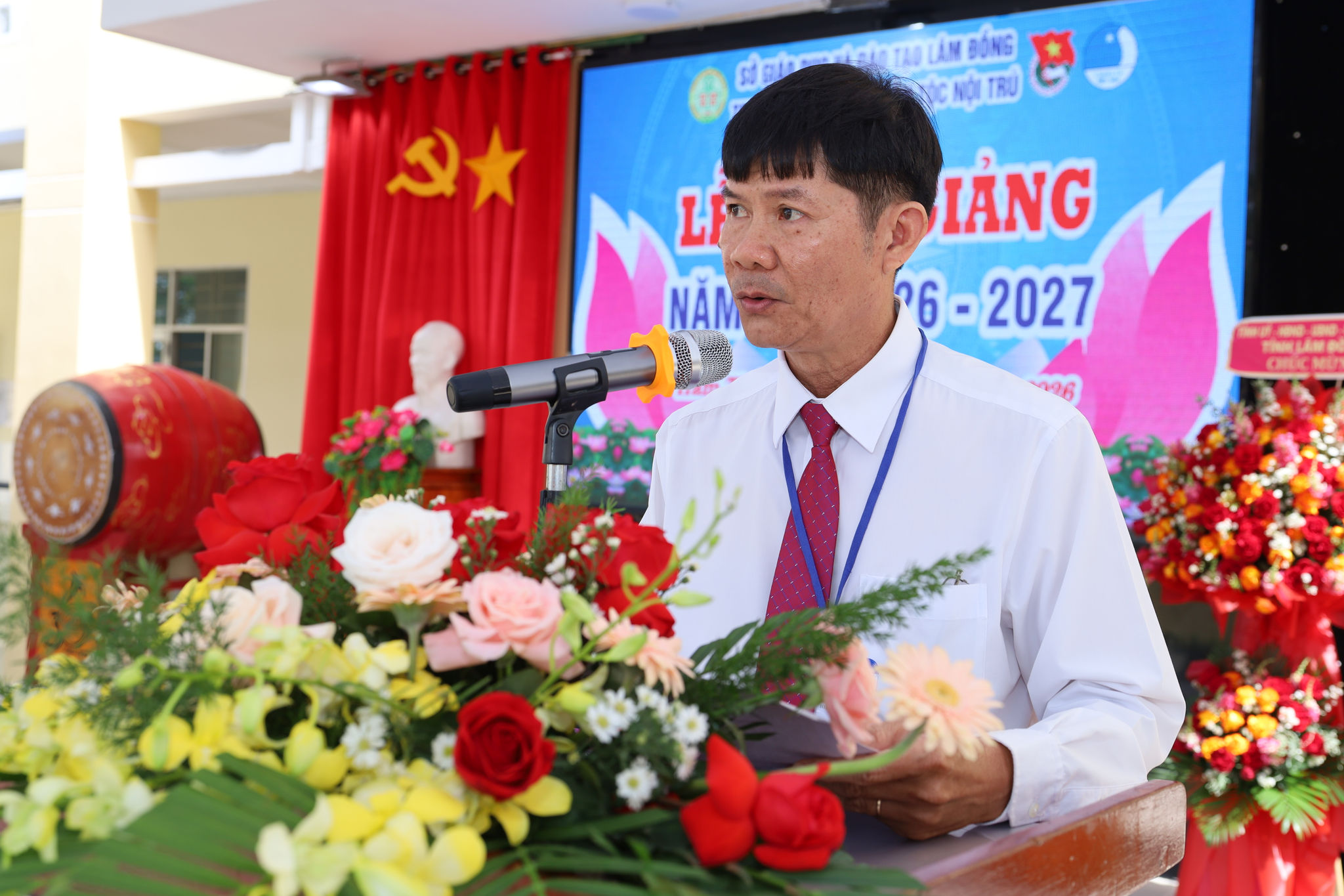 Hiệu trưởng Trường Phổ thông Dân tộc Nội trú Lương Đào Quốc Dũng phát biểu tại lễ khai giảng