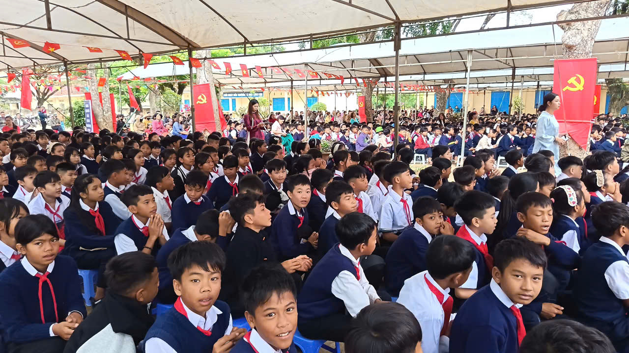 hoc sinh Ta nang 2