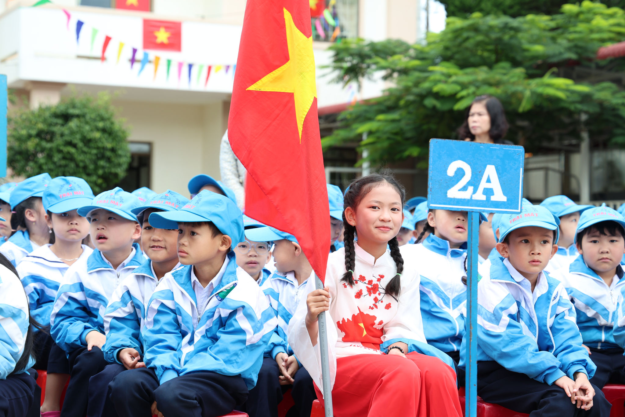Học sinh Trường TH Chu Văn An đón khai giảng trong những bộ đồng phục mới