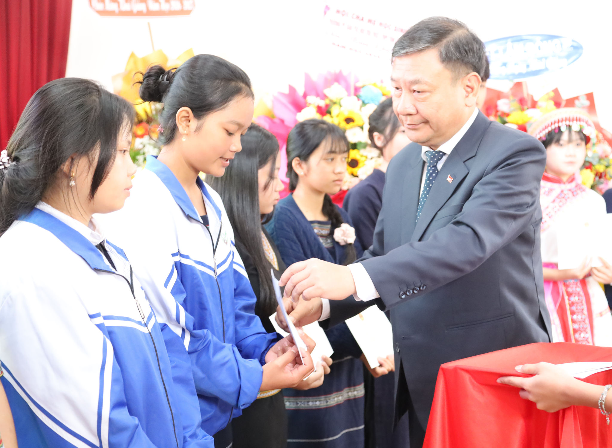 Đồng chí Bùi Thắng, Phó Bí thư Tỉnh ủy Lâm Đồng tặng quà cho học sinh vượt khó học tốt Trường Phổ thông DTNT THCS - THPT tỉnh Lâm Đồng