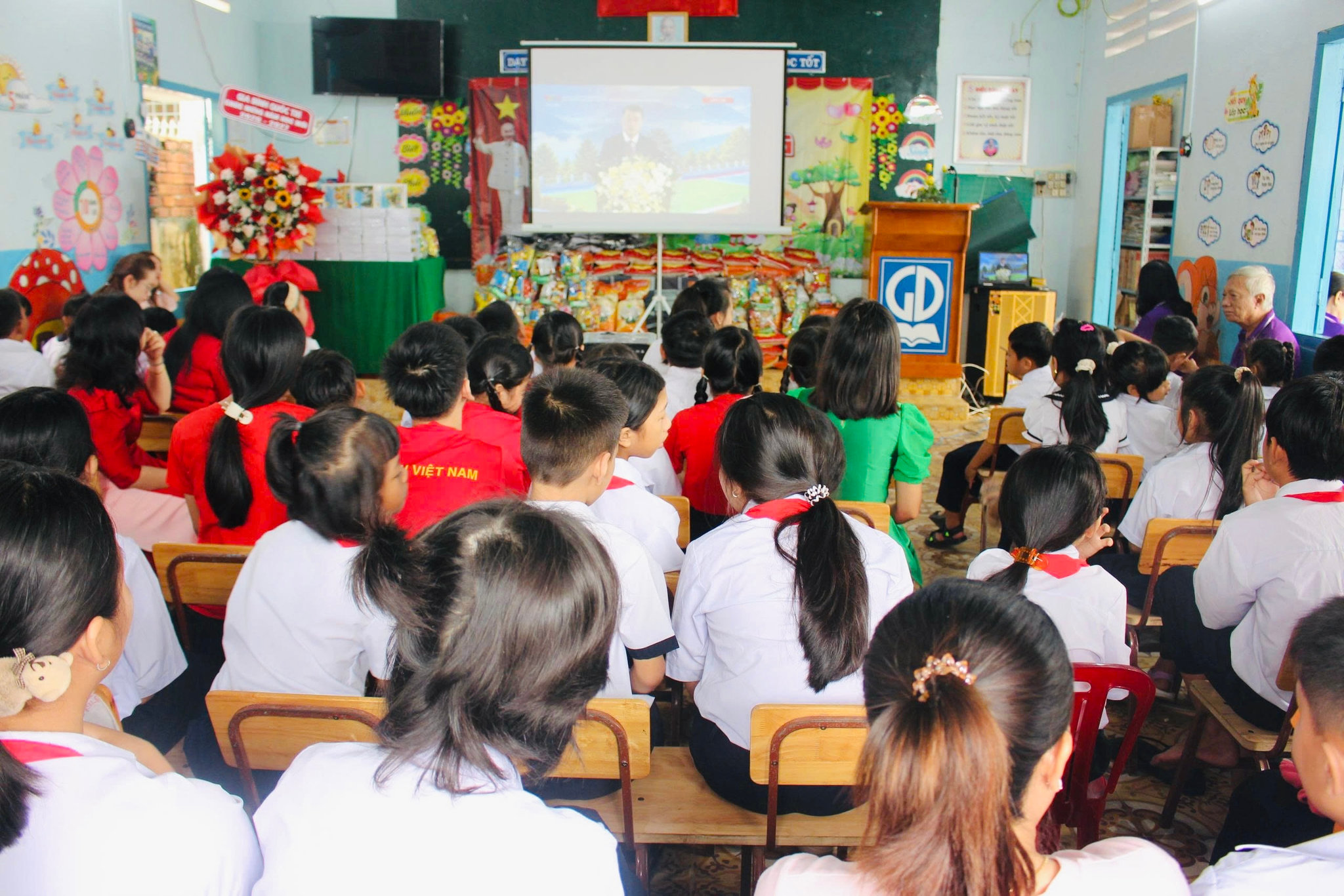 Học sinh cùng thầy cô giáo Trường Tình thương xem chương trình khai giảng trực tuyến toàn quốc