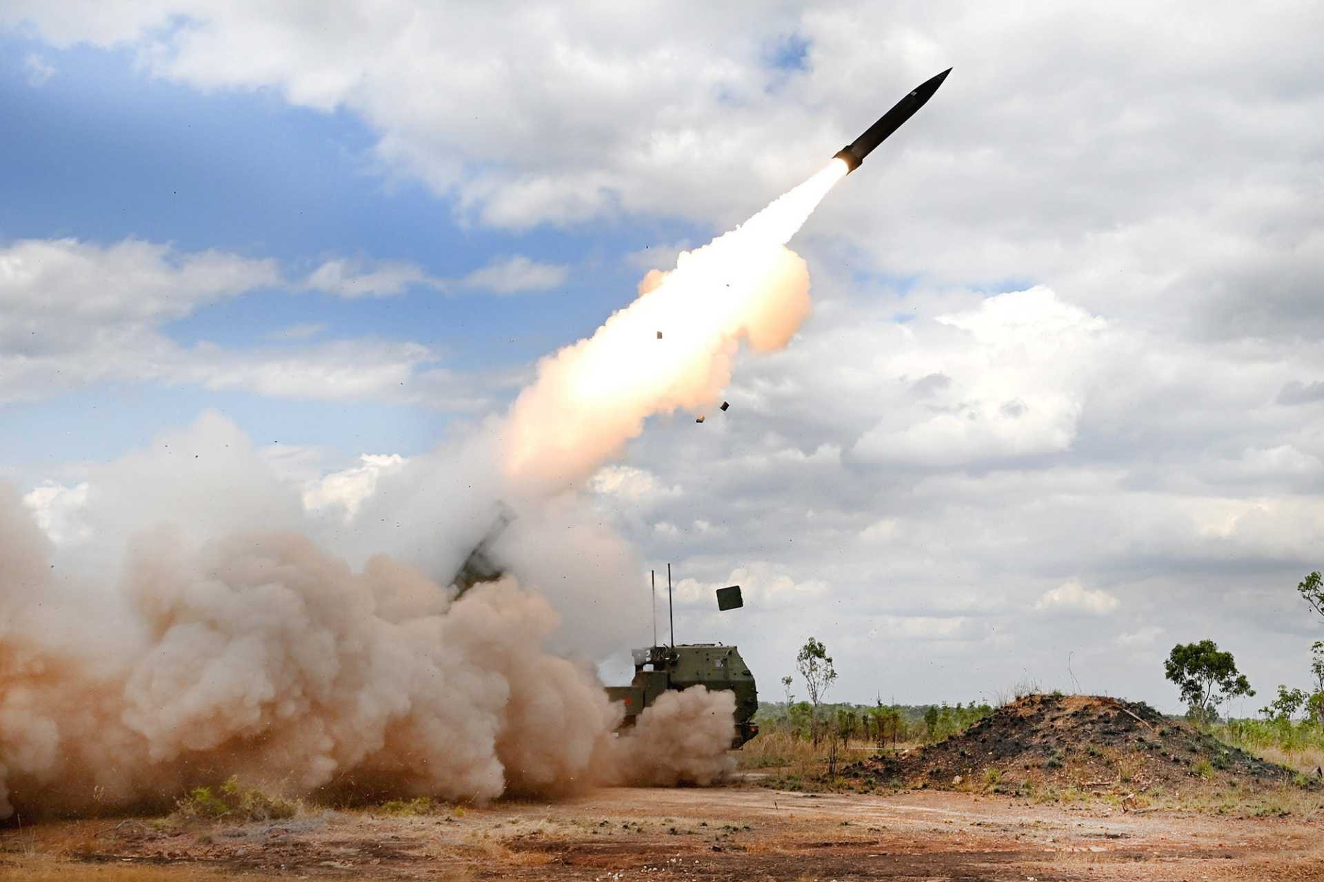 Bệ phóng HIMARS khai hỏa tên lửa PrSM trong cuộc tập trận Talisman Sabre tại Australia