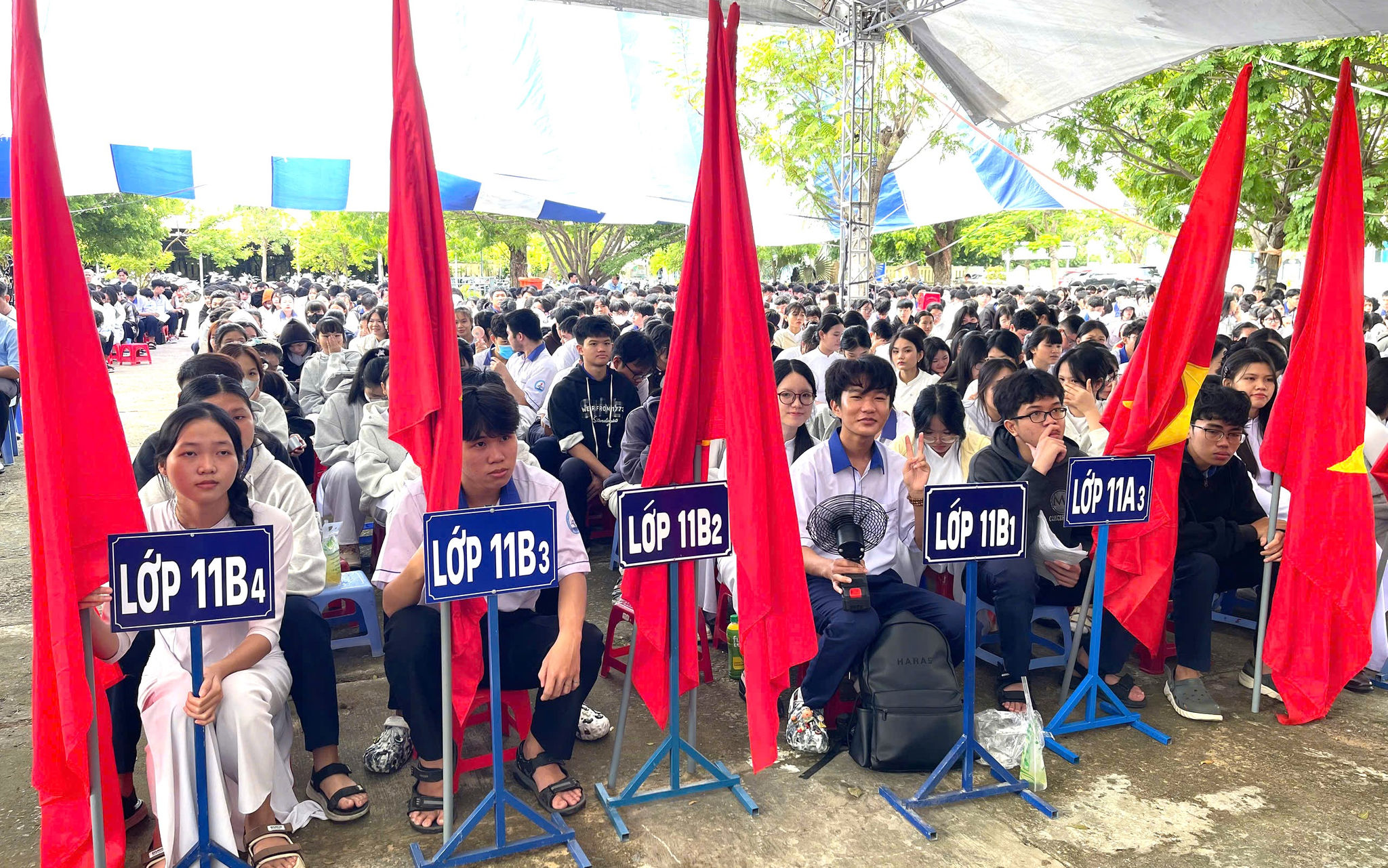 Không khí ngày khai trường của học sinh Trường THPT Bùi Thị Xuân - Mũi Né.