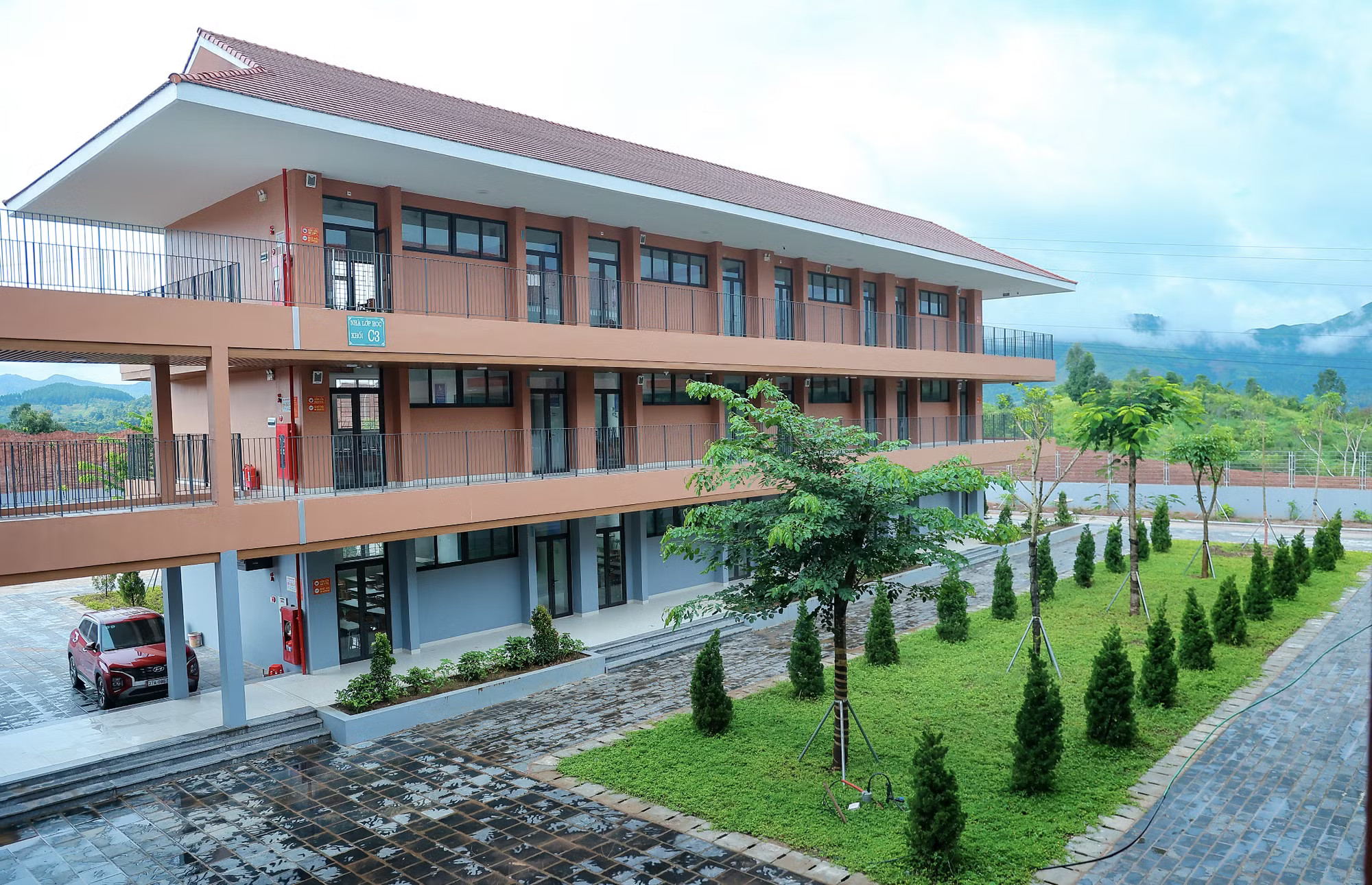 Những ngôi trường vùng biên đã sẵn sàng cho lễ khai giảng đầu tiên. (Ảnh: Hoài Nam/Vietnam+) anh-man-hinh-2026-09-04-luc-095337.png