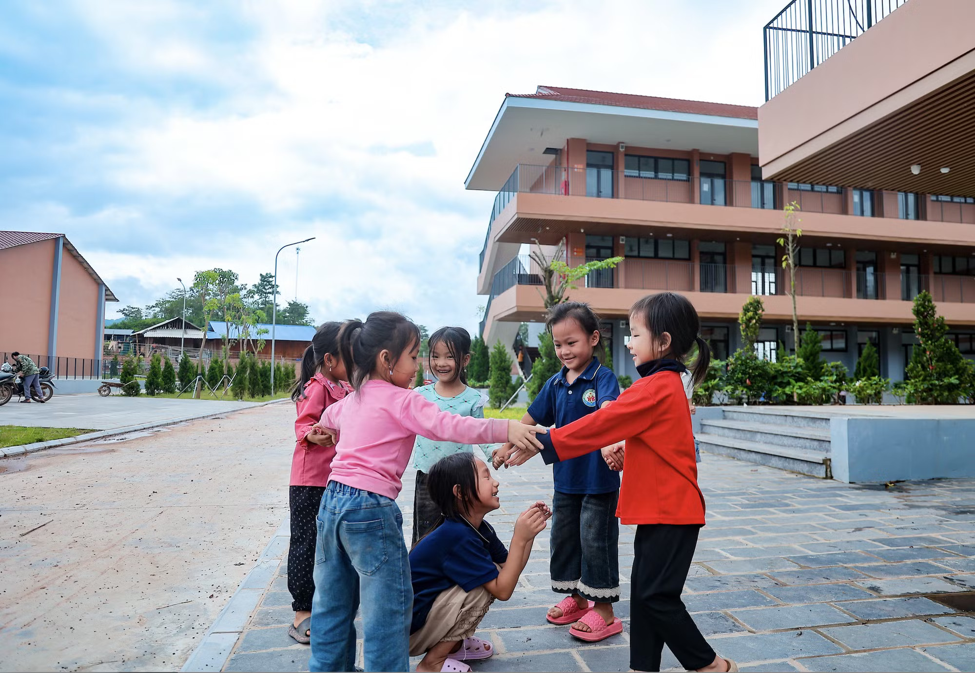 Những ngôi trường nội trú với không gian rộng giúp học sinh có điều kiện để vui chơi, phát triển thể lực và giải tỏa áp lực học tập. (Ảnh: Hoài Nam/Vietnam+) anh-man-hinh-2026-09-04-luc-094956.png