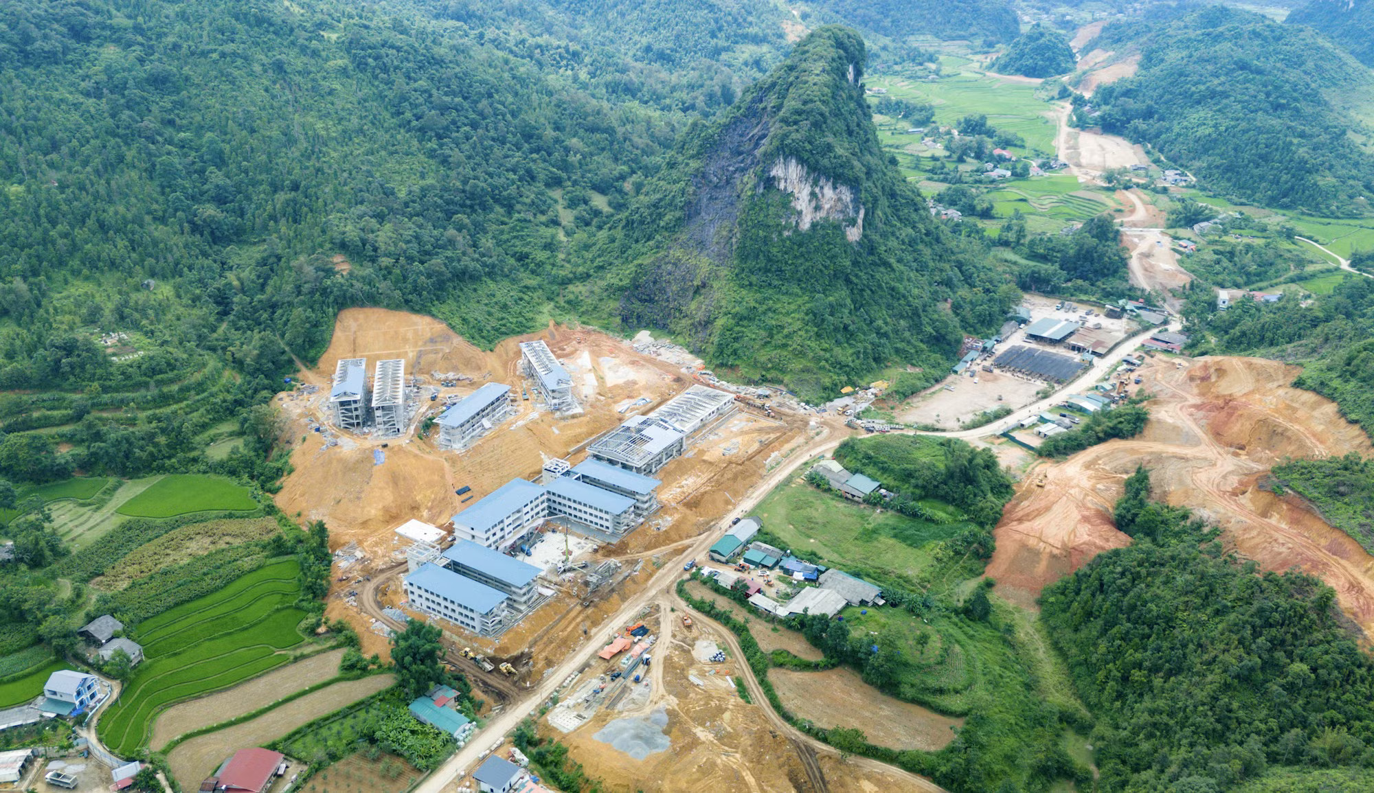 Trường Phổ thông nội trú Trà Lĩnh nằm trên một quả đồi lớn. (Ảnh: Hoài Nam/Vietnam+) anh-man-hinh-2026-09-04-luc-093042.png